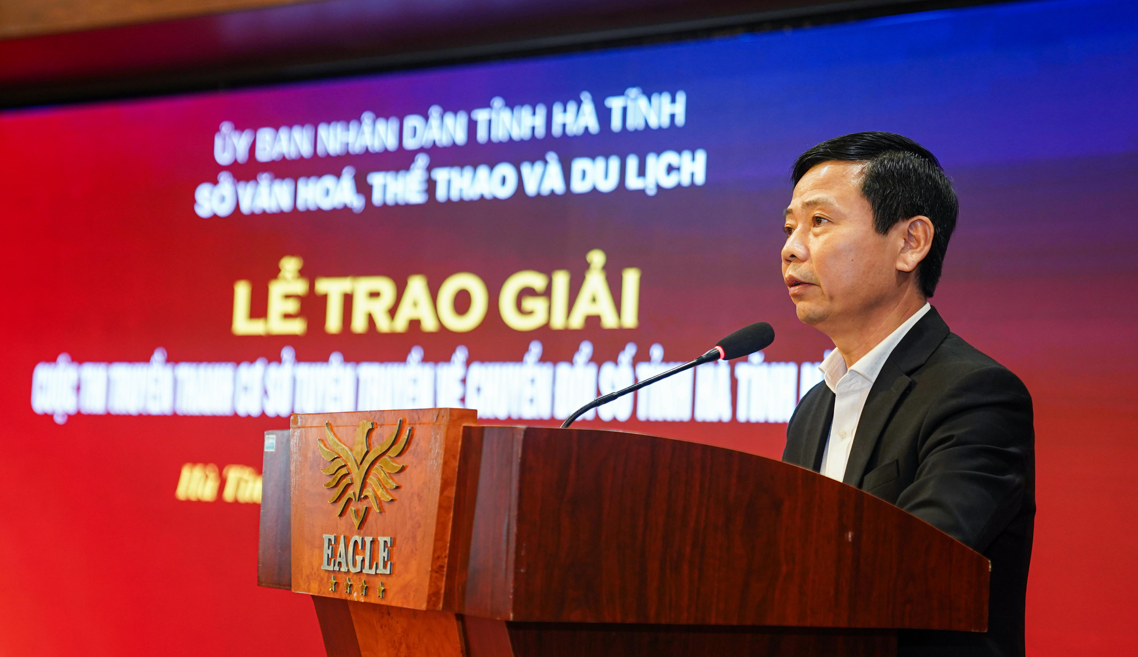 Ông Nguyễn Công Thành, Phó Giám đốc Sở Văn hóa, Thể thao và Du lịch tỉnh Hà Tĩnh đánh giá cao sự nỗ lực, tâm huyết và sáng tạo của đội ngũ làm truyền thanh cấp xã trong toàn tỉnh. Ảnh: Cẩm Kỳ 