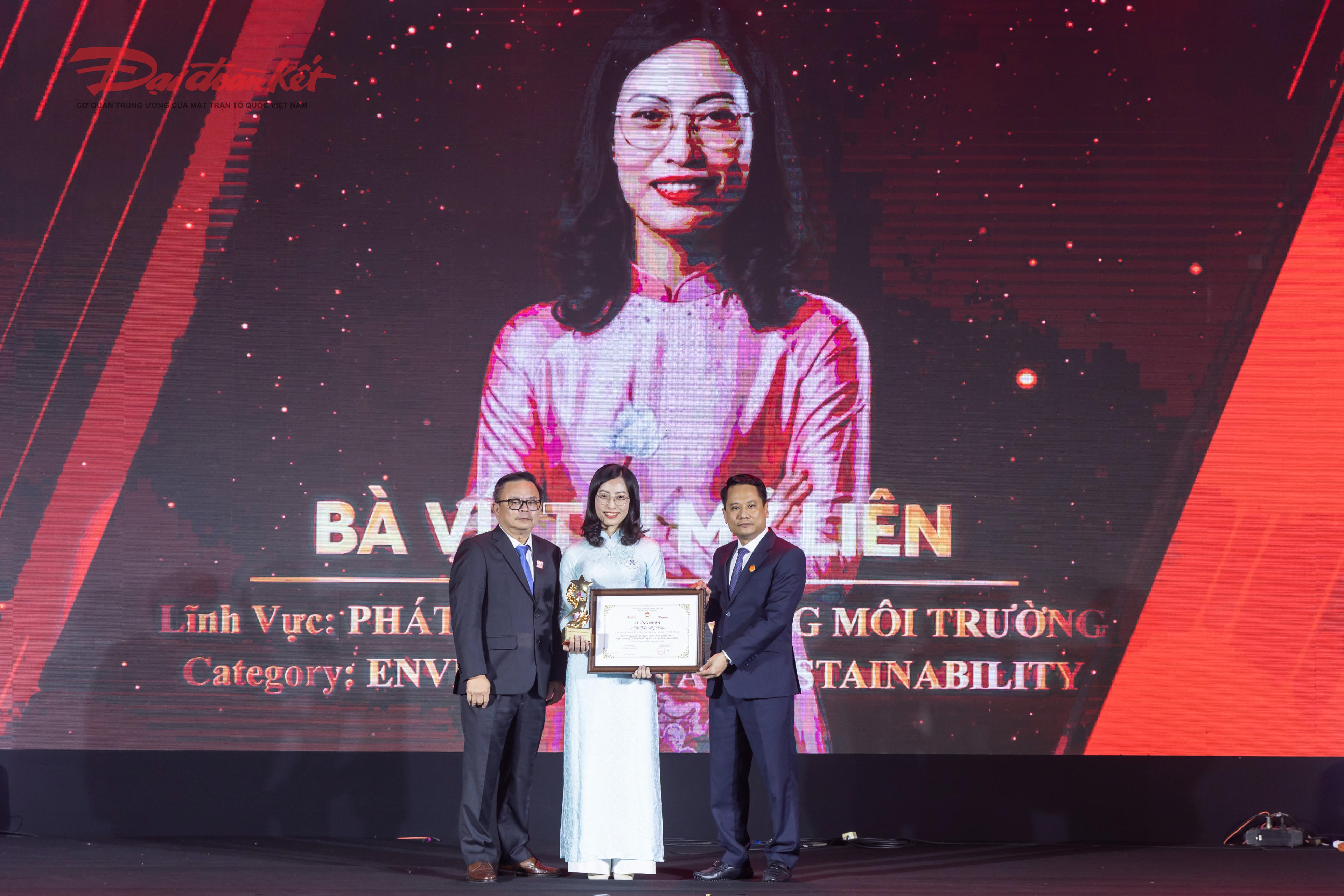 Tổng Biên tập Báo Đại đoàn kết Trương Thành Trung và ông Nguyễn Hoàng Giang – Thành viên Ban Điều hành SABECO, Tổng Giám đốc SATRACO trao giải cho các cá nhân tiêu biểu được vinh danh. Ảnh: Quang Vinh