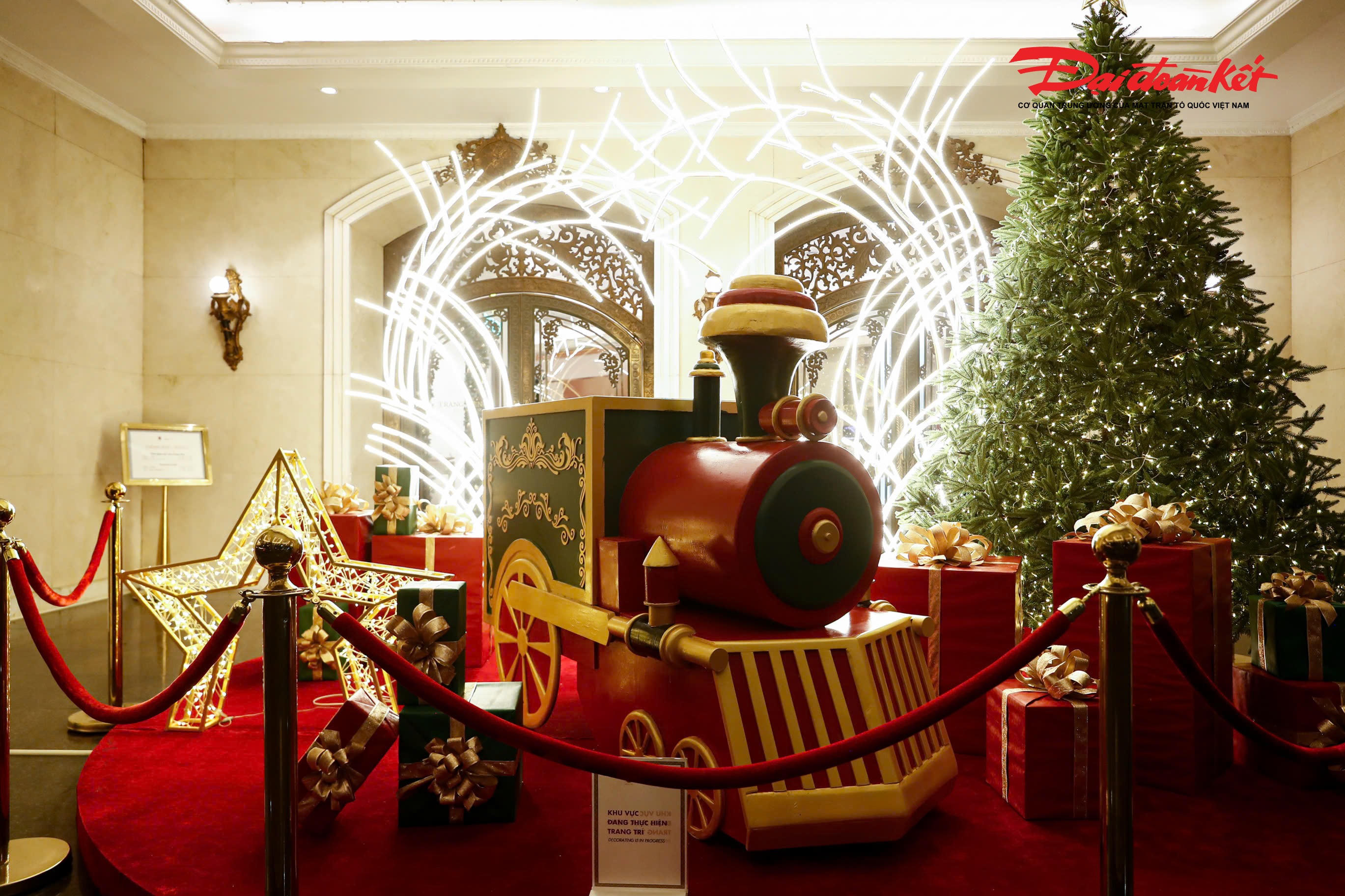 Không chỉ dừng lại ở cây thông truyền thống, nhiều trung tâm thương mại còn sáng tạo với các tiểu cảnh theo chủ đề: “Ngôi làng Bắc Âu mùa đông”, “Cỗ xe tuần lộc”, “Nhà ông già Noel” hay khu “tuyết rơi nhân tạo” tái hiện không khí Giáng sinh đặc trưng của phương Tây.. 