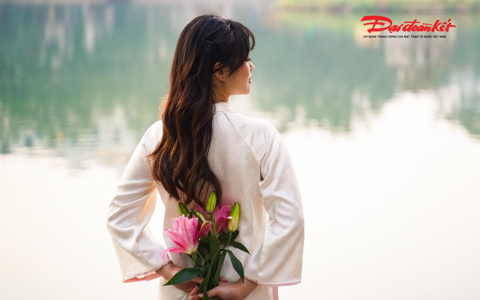 Hoa tươi, quạt lụa… trở thành những phụ kiện quen thuộc được mang theo để tô điểm cho bộ ảnh.