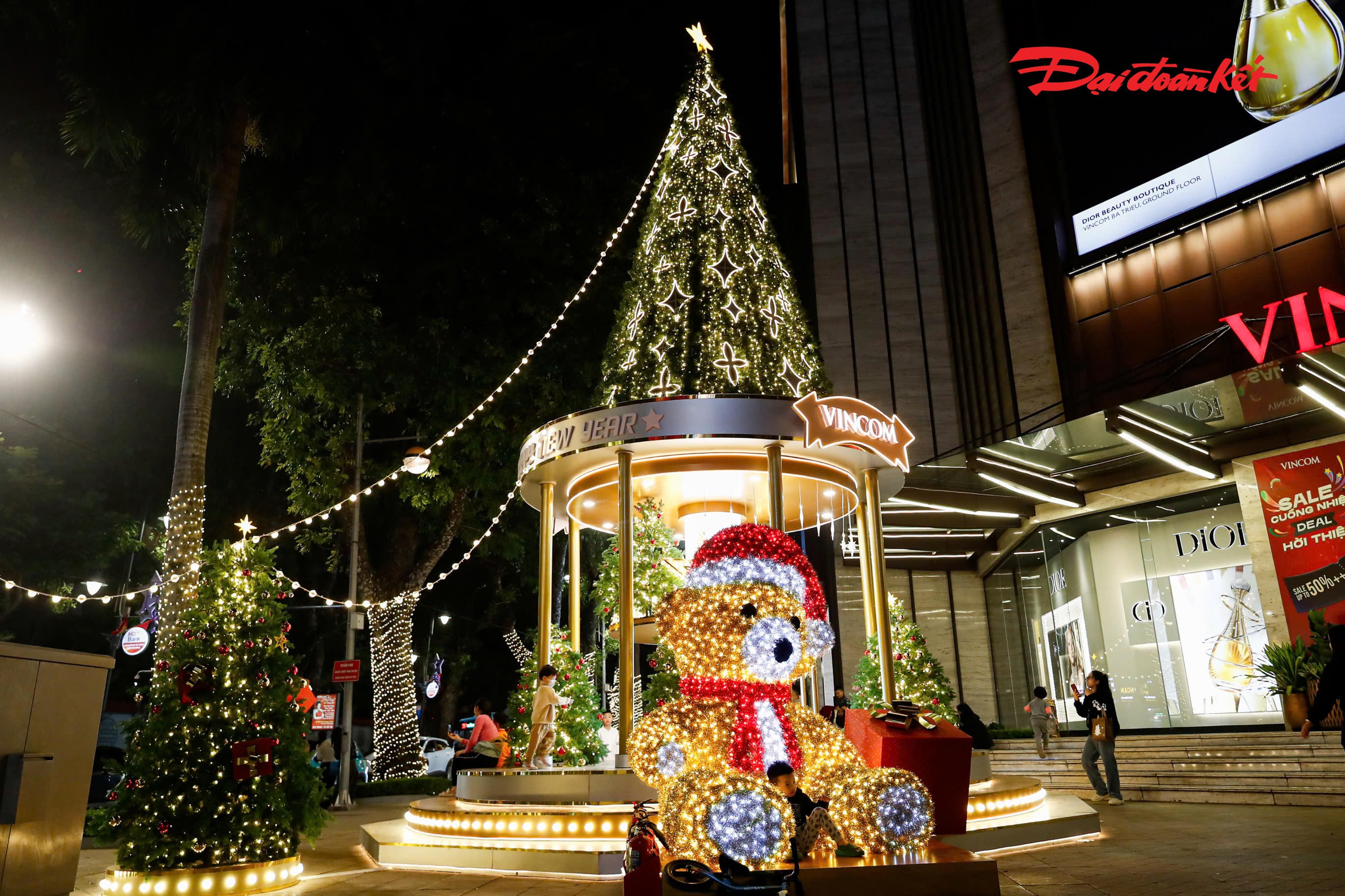 Tại Vincom Bà Triệu, hình ảnh cây thông, chú gấu với màu đỏ – xanh chủ đạo, khiến khách tham quan dễ dàng cảm nhận không khí mùa lễ đang đến gần.