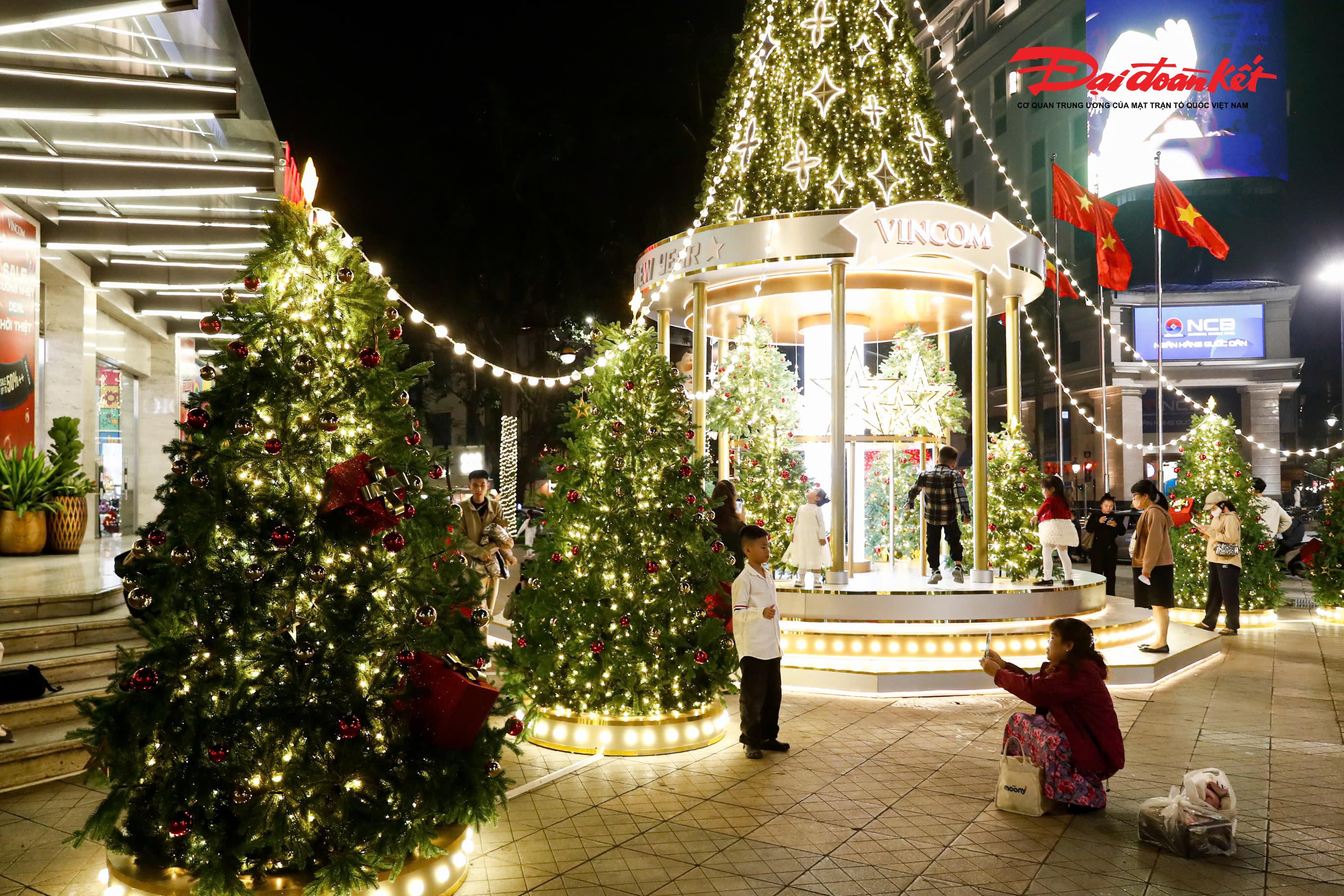 Nhiều gia đình, đặc biệt là các bạn trẻ, tranh thủ những ngày cuối tuần tới các trung tâm thương mại để vui chơi, mua sắm và ghi lại khoảnh khắc mùa lễ hội.. 