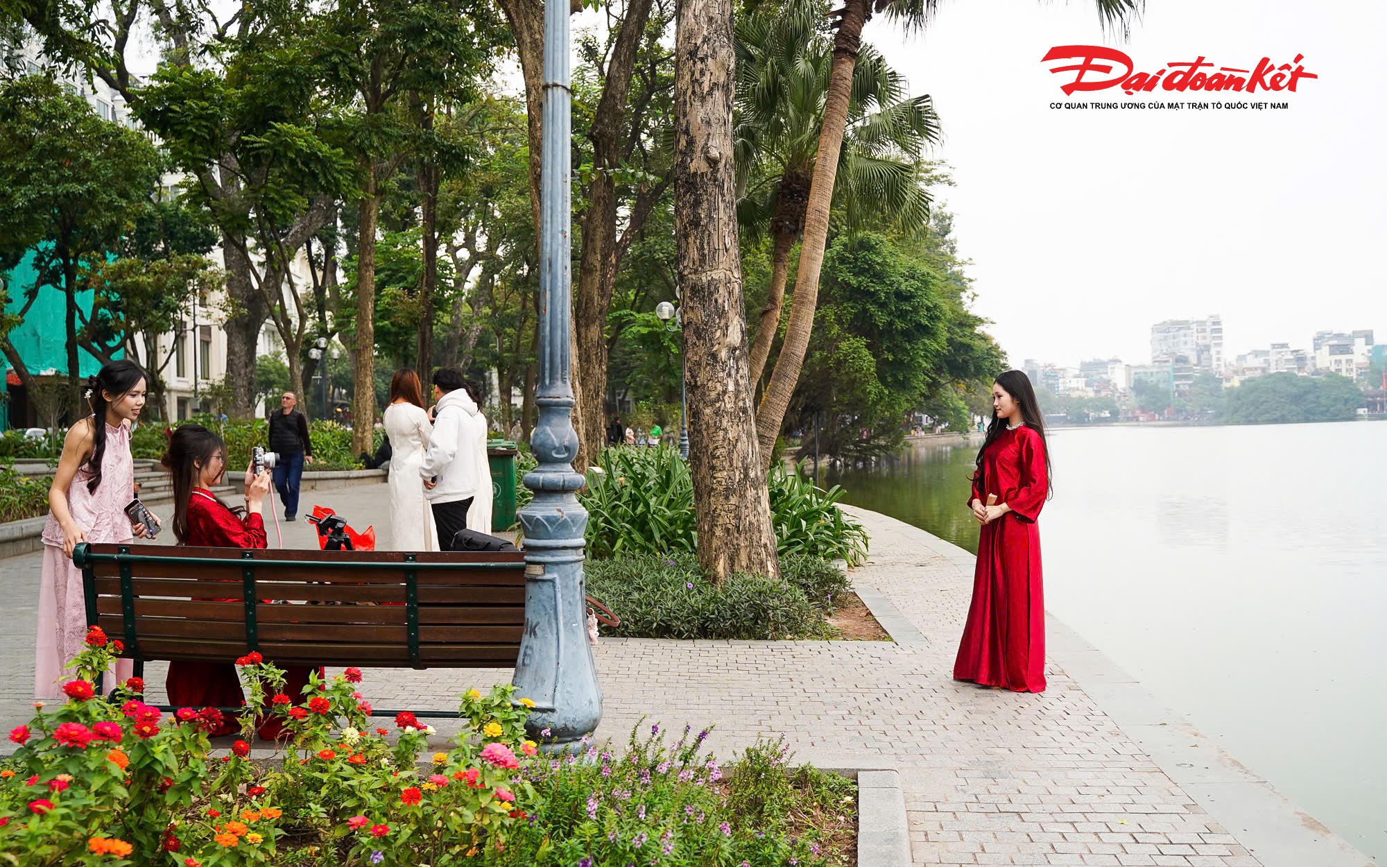 Tháng 12 se lạnh, trong nắng đông vàng nhạt, hình ảnh những tà áo dài thướt tha trên phố đi bộ Hồ Gươm đã trở thành nét đẹp đặc trưng, làm nên sắc màu rất riêng của Hà Nội mỗi mùa cuối năm. Đó không chỉ là những bức ảnh đẹp, mà còn là cách giới trẻ gìn giữ và tiếp nối giá trị văn hóa truyền thống.