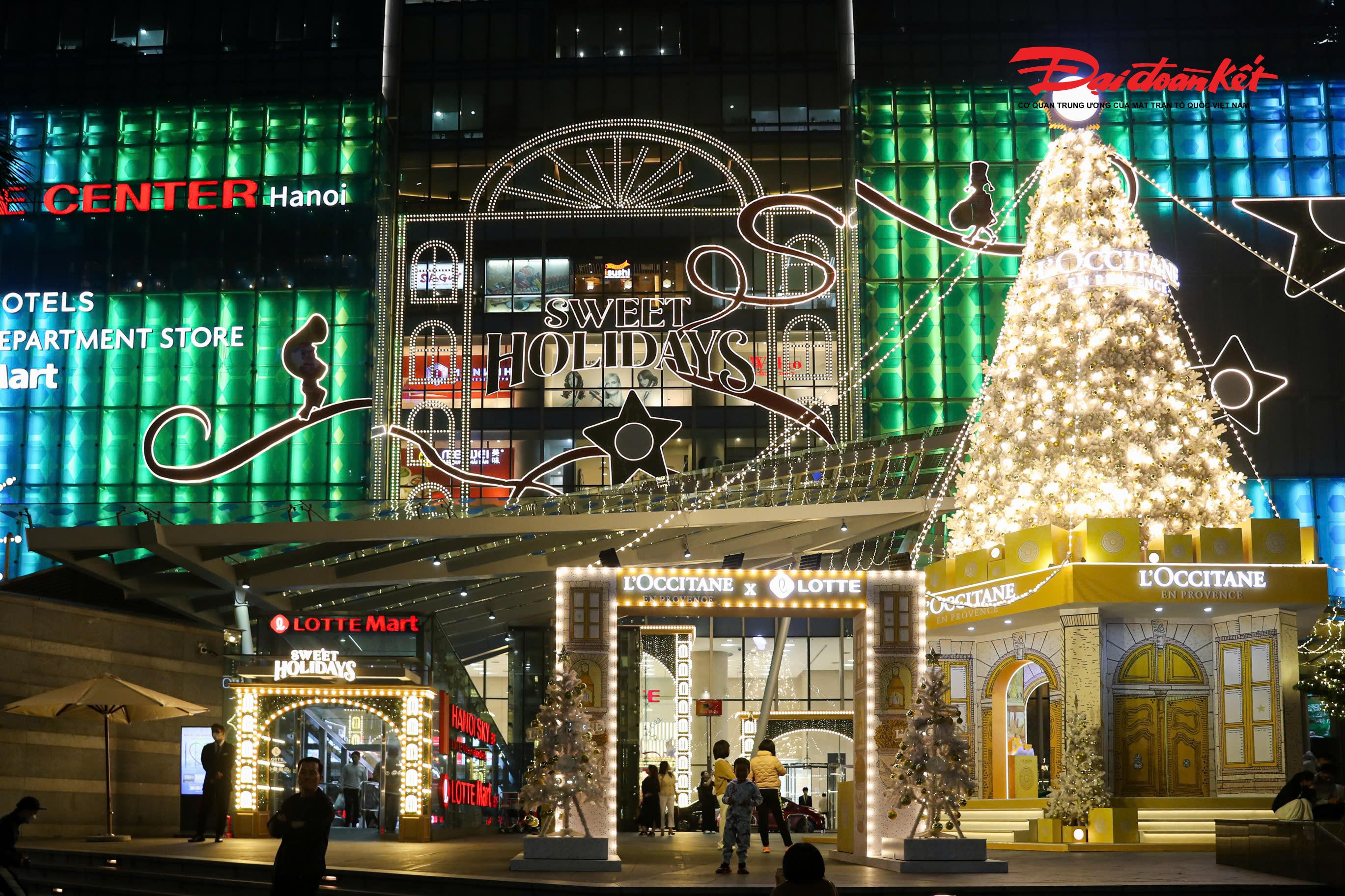 Hình ảnh cây thông Noel khổng lồ được đặt ngay tại cổng trung tâm thương mại Lotte Center Hà Nội.