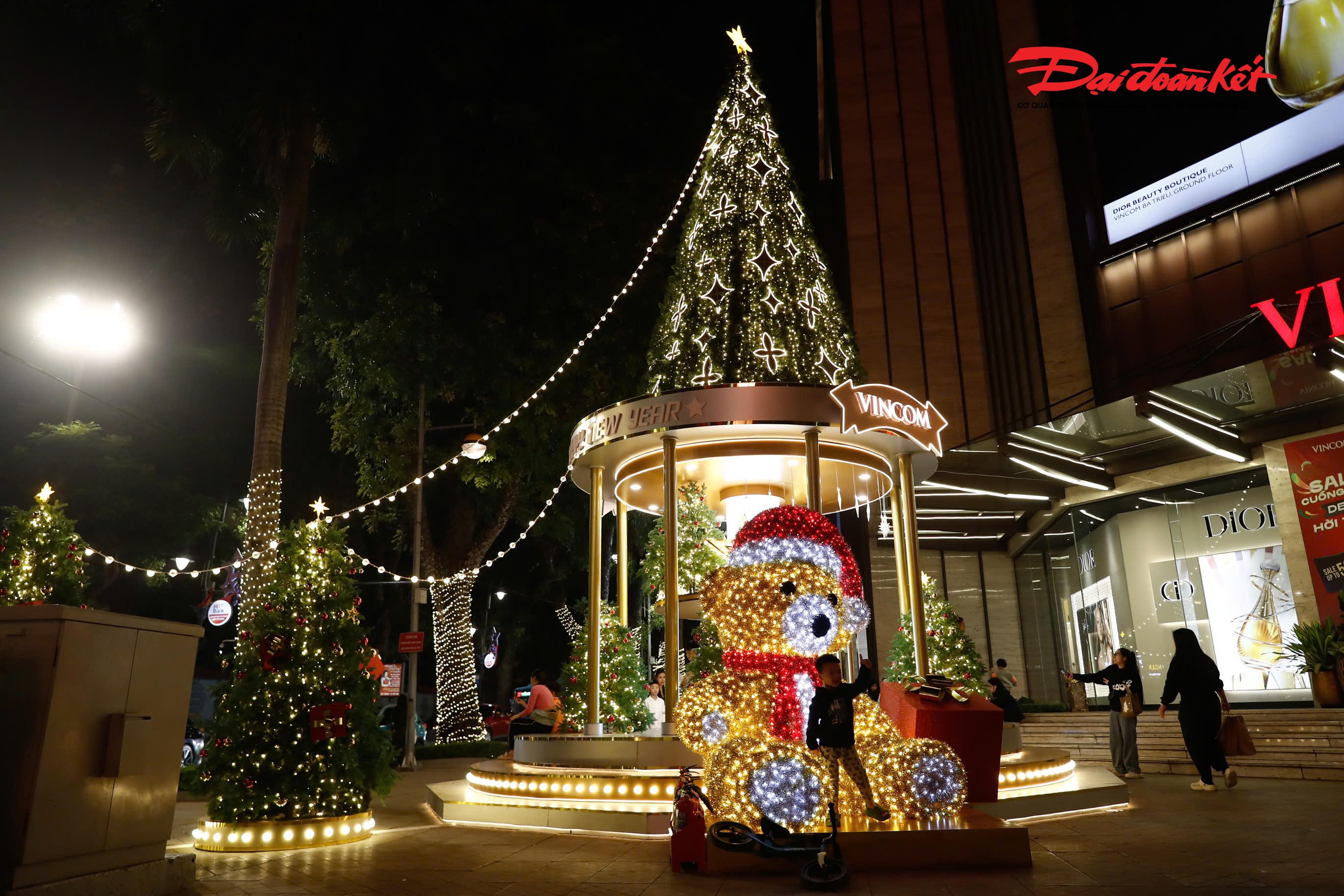 Trong những tuần tới, khi lễ Giáng sinh và Tết Dương lịch đến gần, lượng khách tham quan tại các trung tâm thương mại ở Hà Nội dự báo tiếp tục tăng mạnh. Không gian lung linh, rực rỡ sắc màu mùa lễ hội hứa hẹn sẽ trở thành điểm đến hấp dẫn của người dân Thủ đô trong mùa Giáng sinh năm nay.