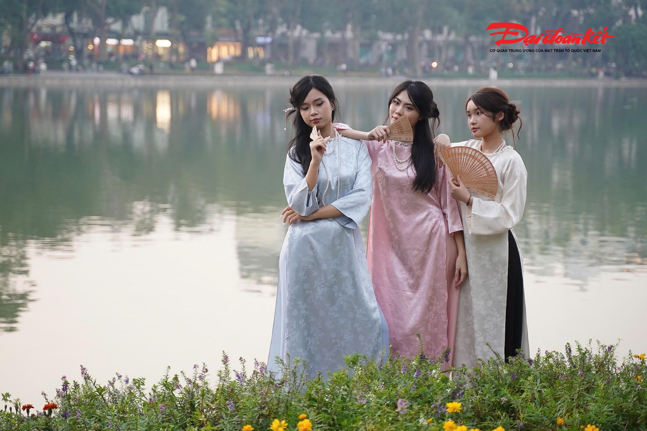 Một số bạn trẻ cho biết: “Thời tiết se lạnh là lúc mặc áo dài vừa đẹp, vừa không quá nóng. Khung cảnh Hồ Gươm mùa đông rất thơ, lên ảnh cũng lung linh hơn”. . 