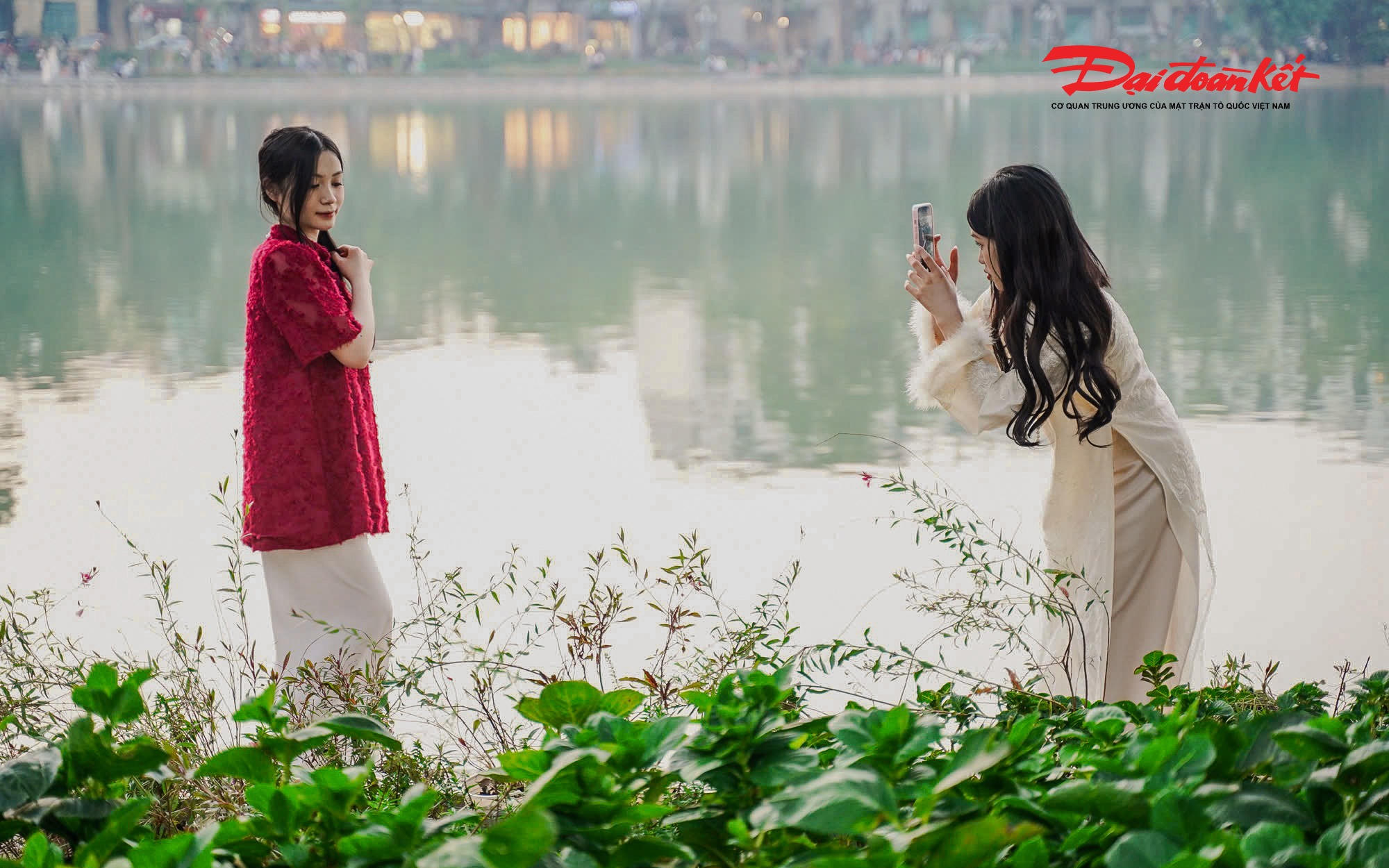 Dọc theo bờ Hồ Gươm, nhiều bạn trẻ xúng xính trong những bộ áo dài đa dạng kiểu dáng, màu sắc và họa tiết.