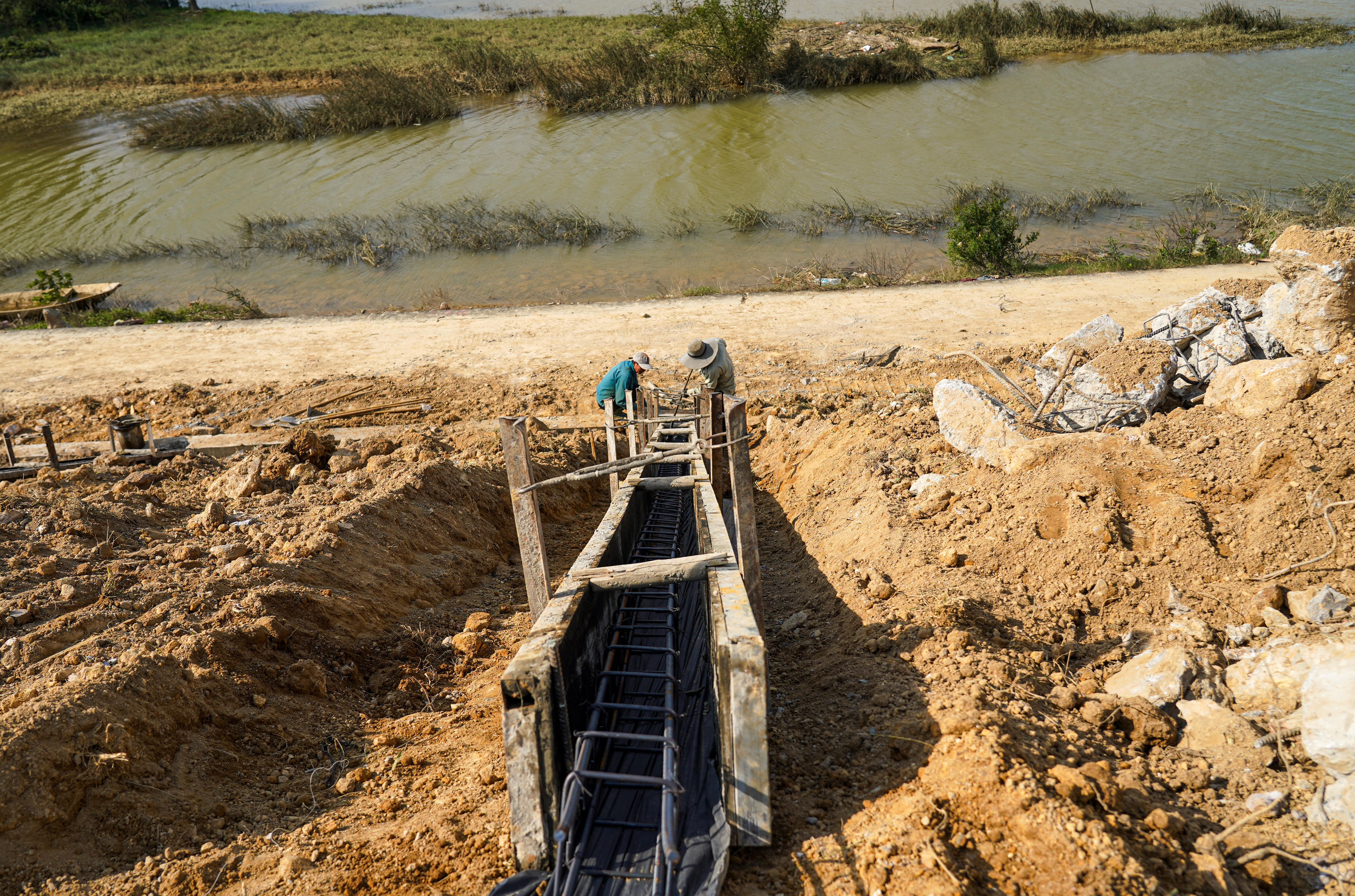 Những điểm xung yếu được gia cố, giảm nguy cơ sạt lở trong mùa mưa bão, . nâng cao độ an toàn cho người dân và sản xuất nông nghiệp ven đê. Ảnh: Cẩm Kỳ&nbsp;