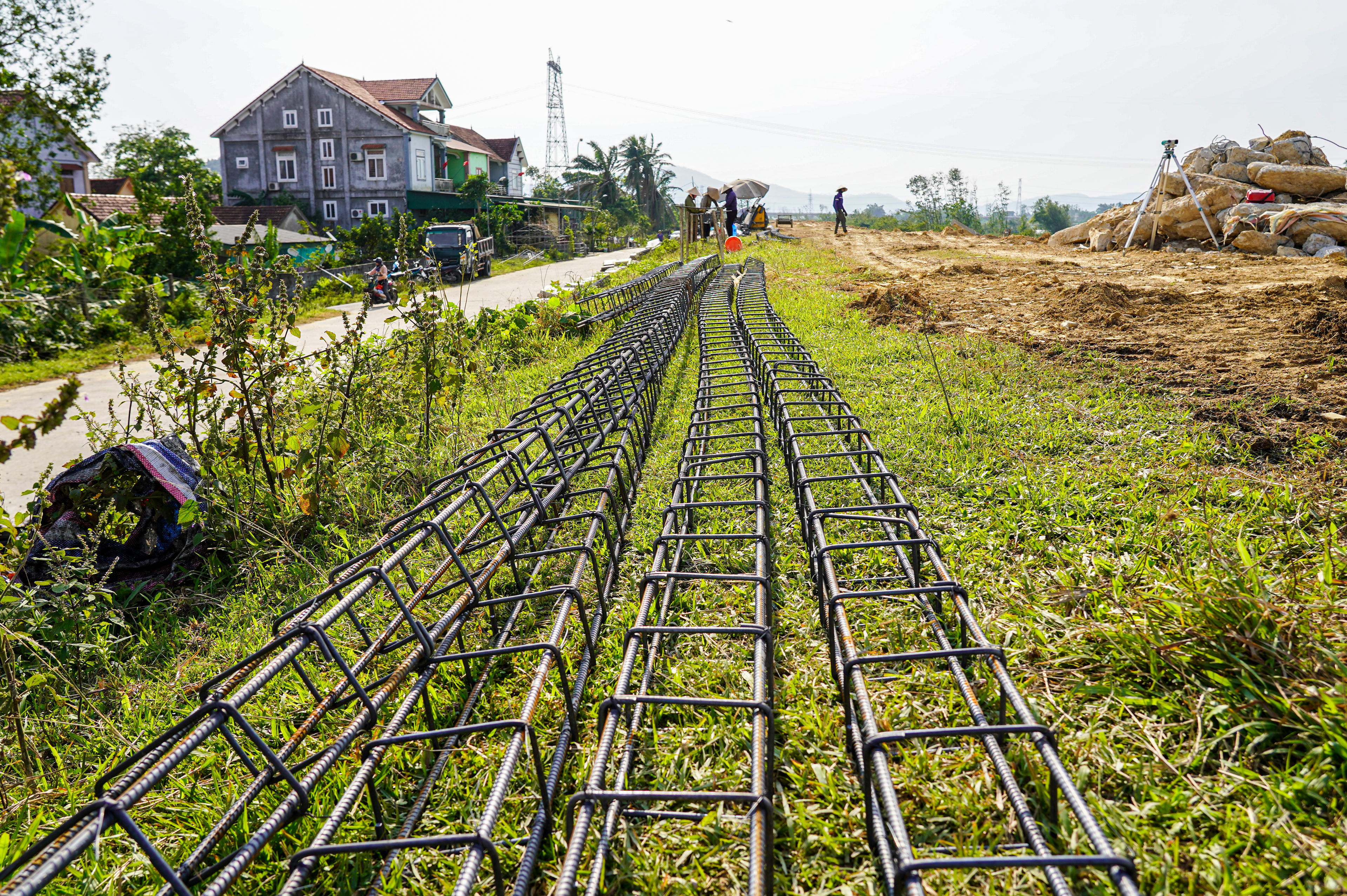 Không khí thi công trên công trường luôn trong trạng thái khẩn trương. Ảnh: Cẩm Kỳ&nbsp;