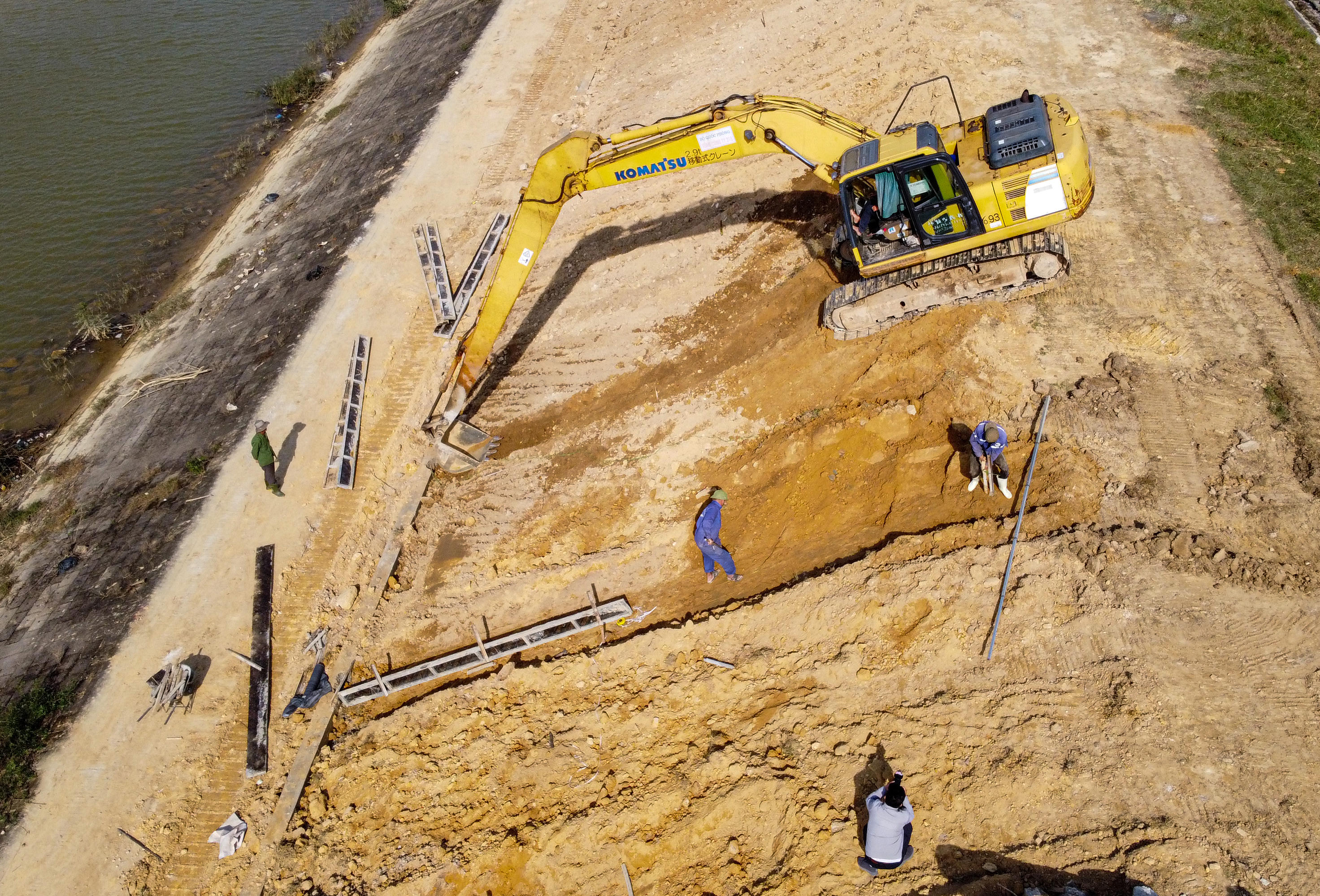 Dự án duy tu, bảo dưỡng đê điều năm 2025 do Sở Nông nghiệp và Môi trường Hà Tĩnh . làm chủ đầu tư với kinh phí 12 tỷ đồng. Ảnh: Cẩm Kỳ&nbsp;