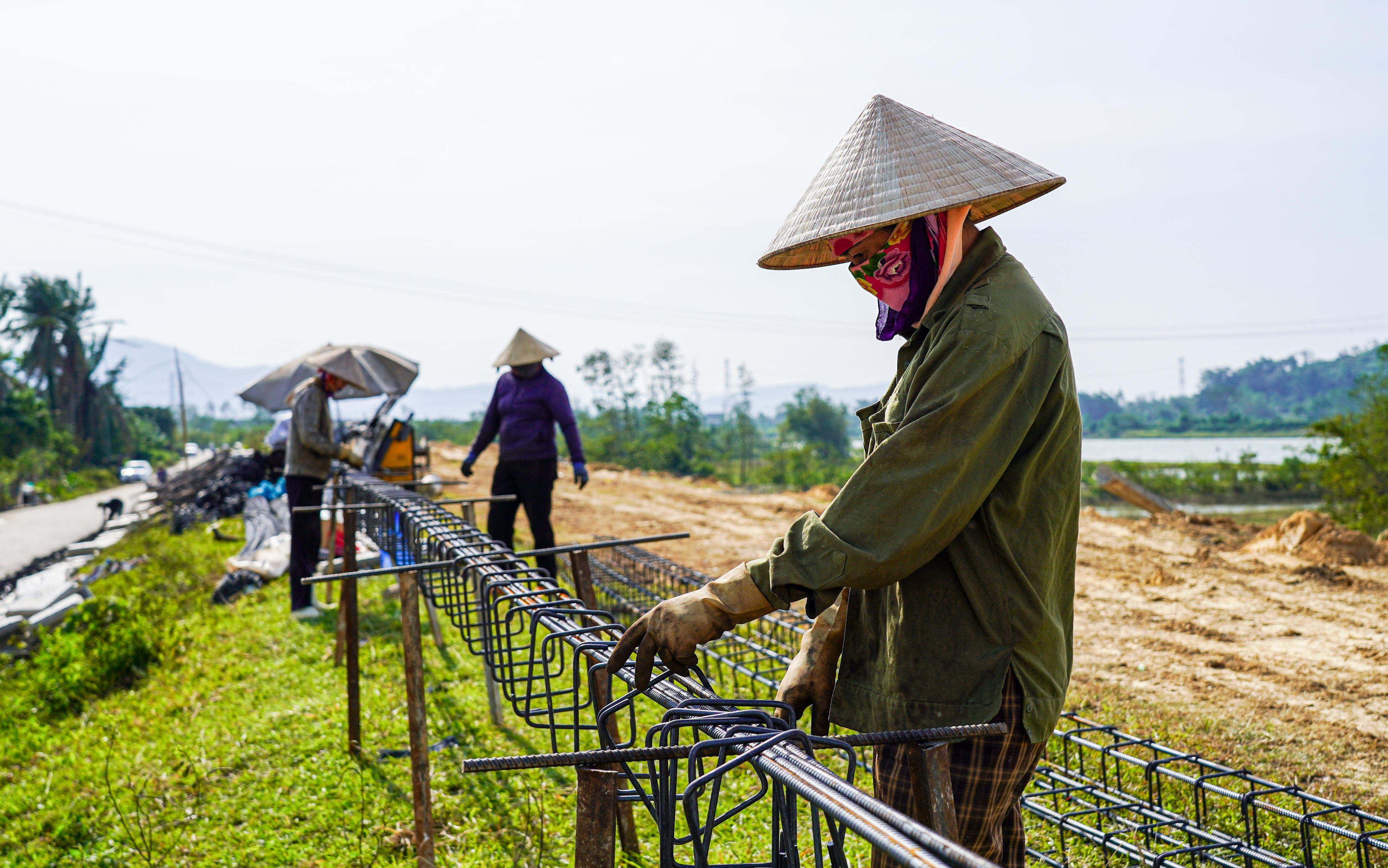 Các tổ thi công nhanh chóng bóc phong hoá, san nền, dựng khung dầm và đổ tấm lát bê tông. Ảnh: Cẩm Kỳ&nbsp;