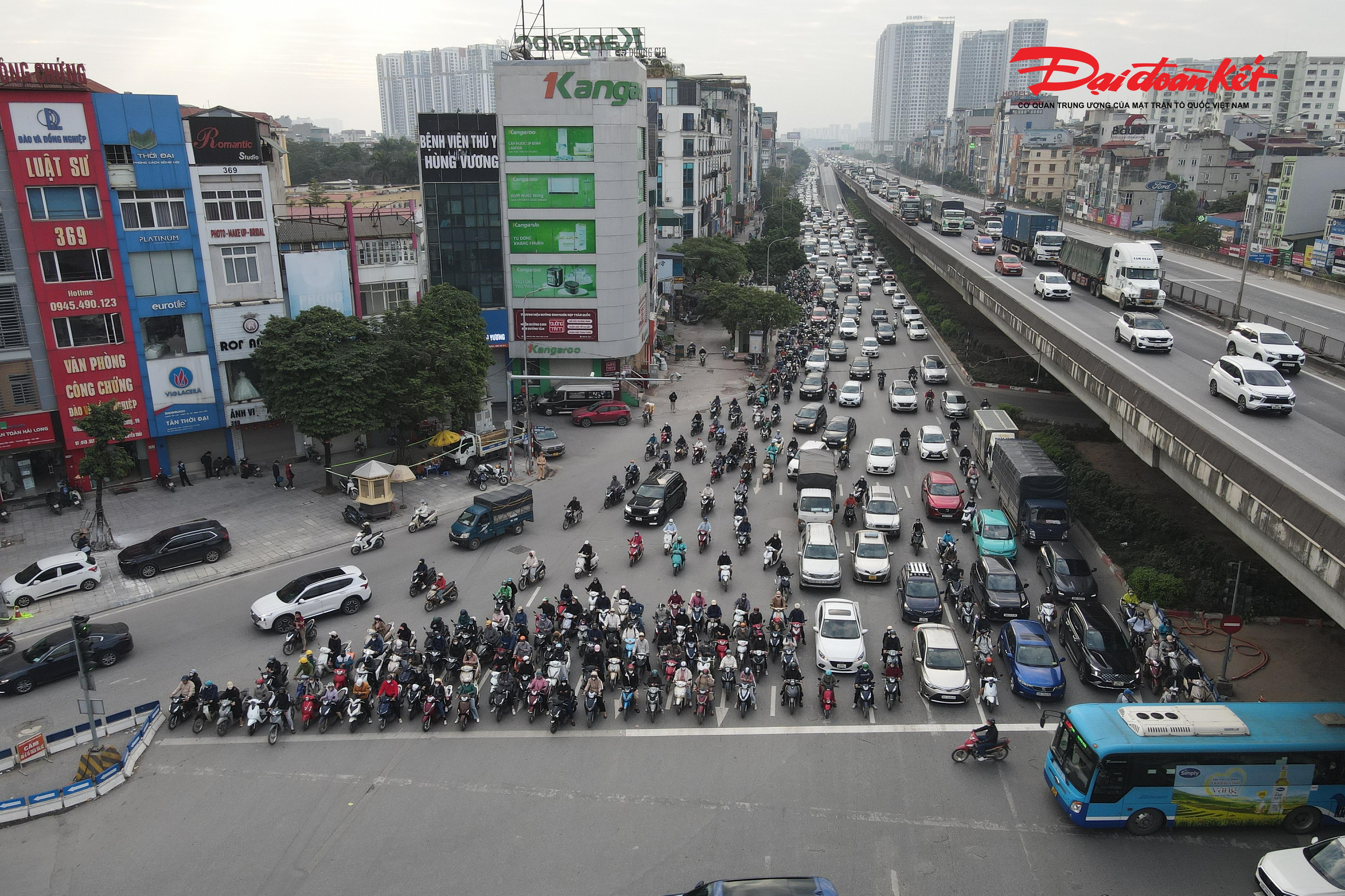  Người điều khiển phương tiện dừng chờ đúng vạch sơn, không còn cảnh xe máy chen lấn, lấn vạch hay cố tình vượt lên phía trước như trước đây.