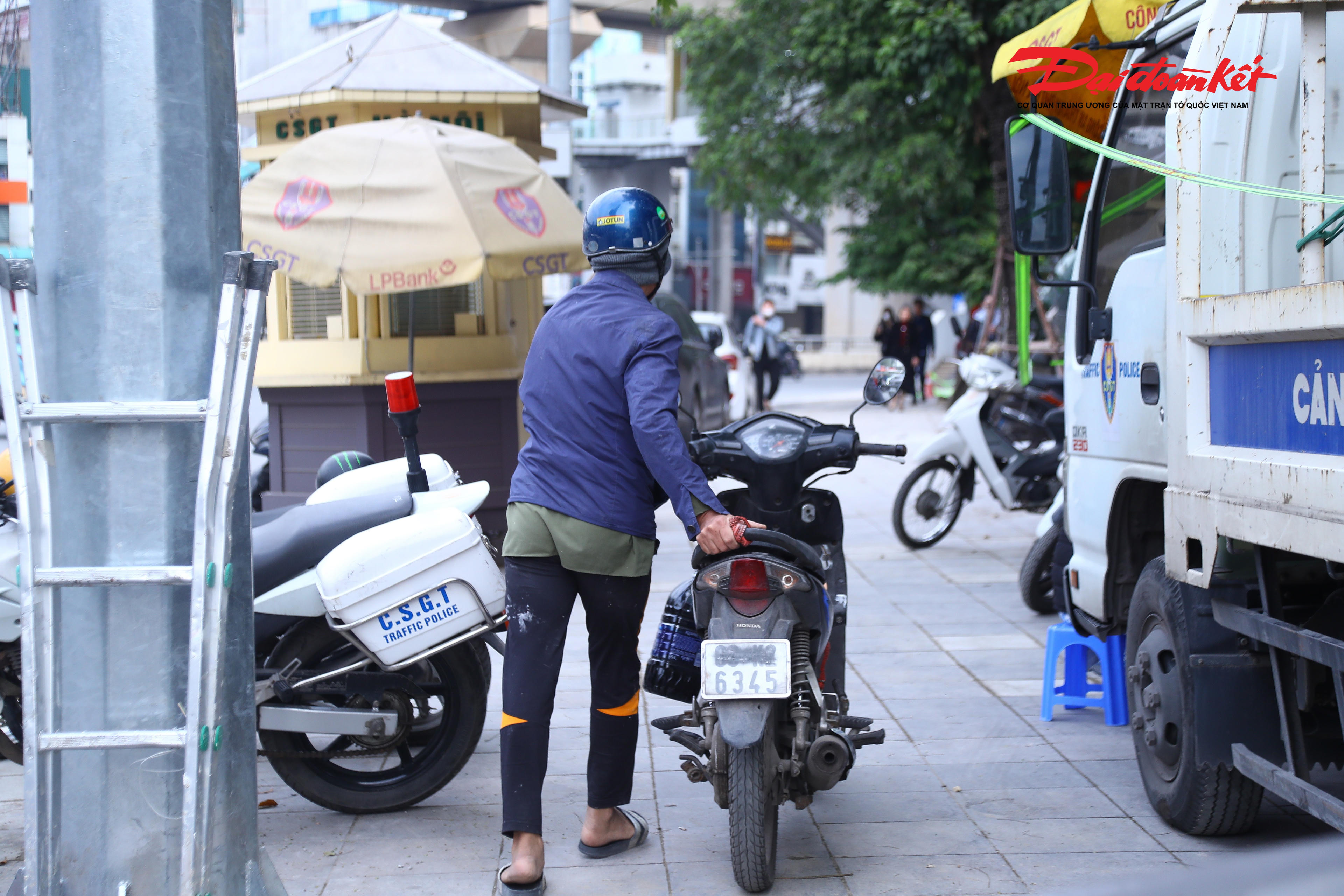 Với hành vi che dán biển số xe, tài xế này bị xử phạt 5.000.000 đồng và trừ 6 điểm GPLX.