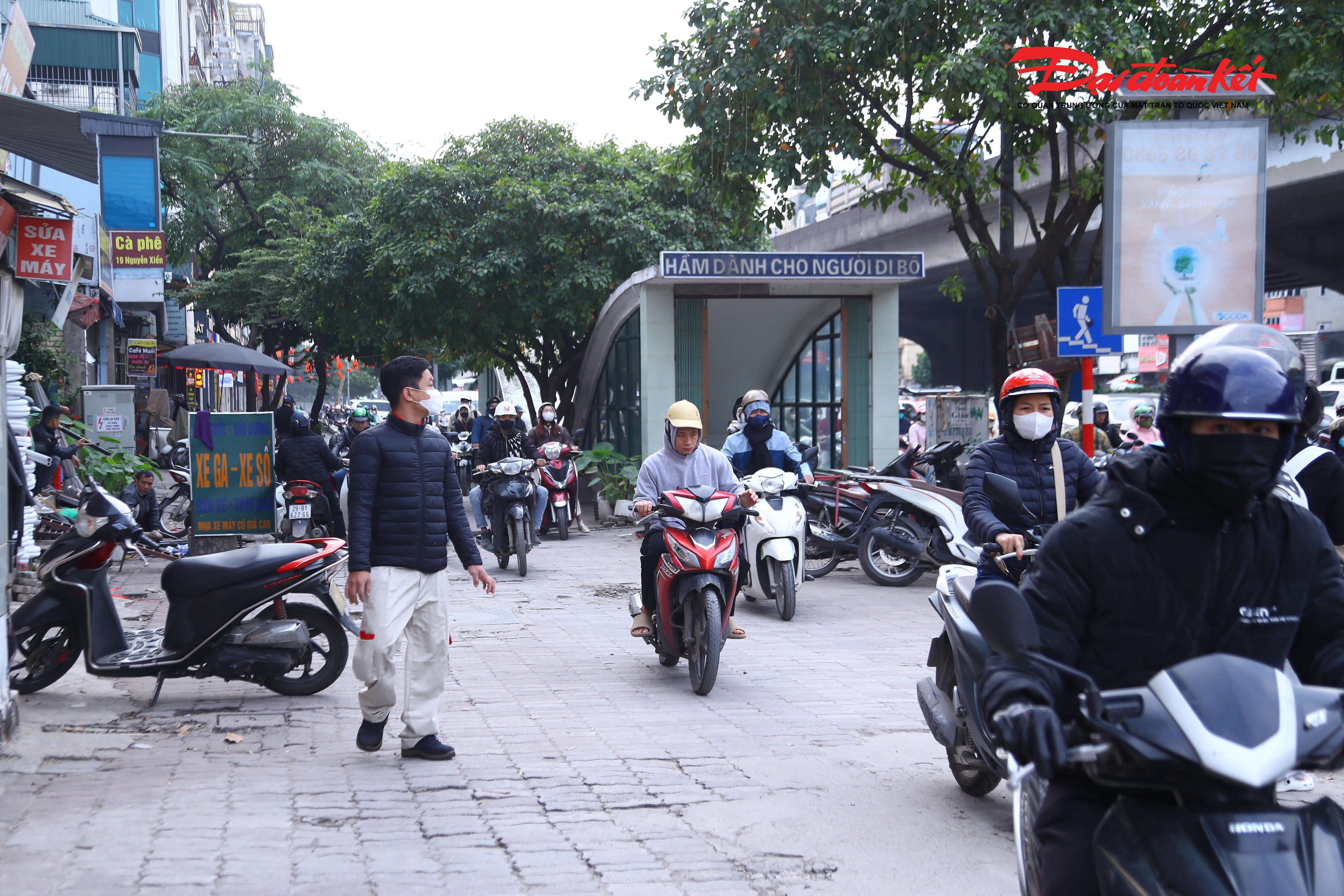 Trong sáng nay, nhiều tài xế lưu thông trên vỉa hè cũng bị lực lượng chức năng xử lý.