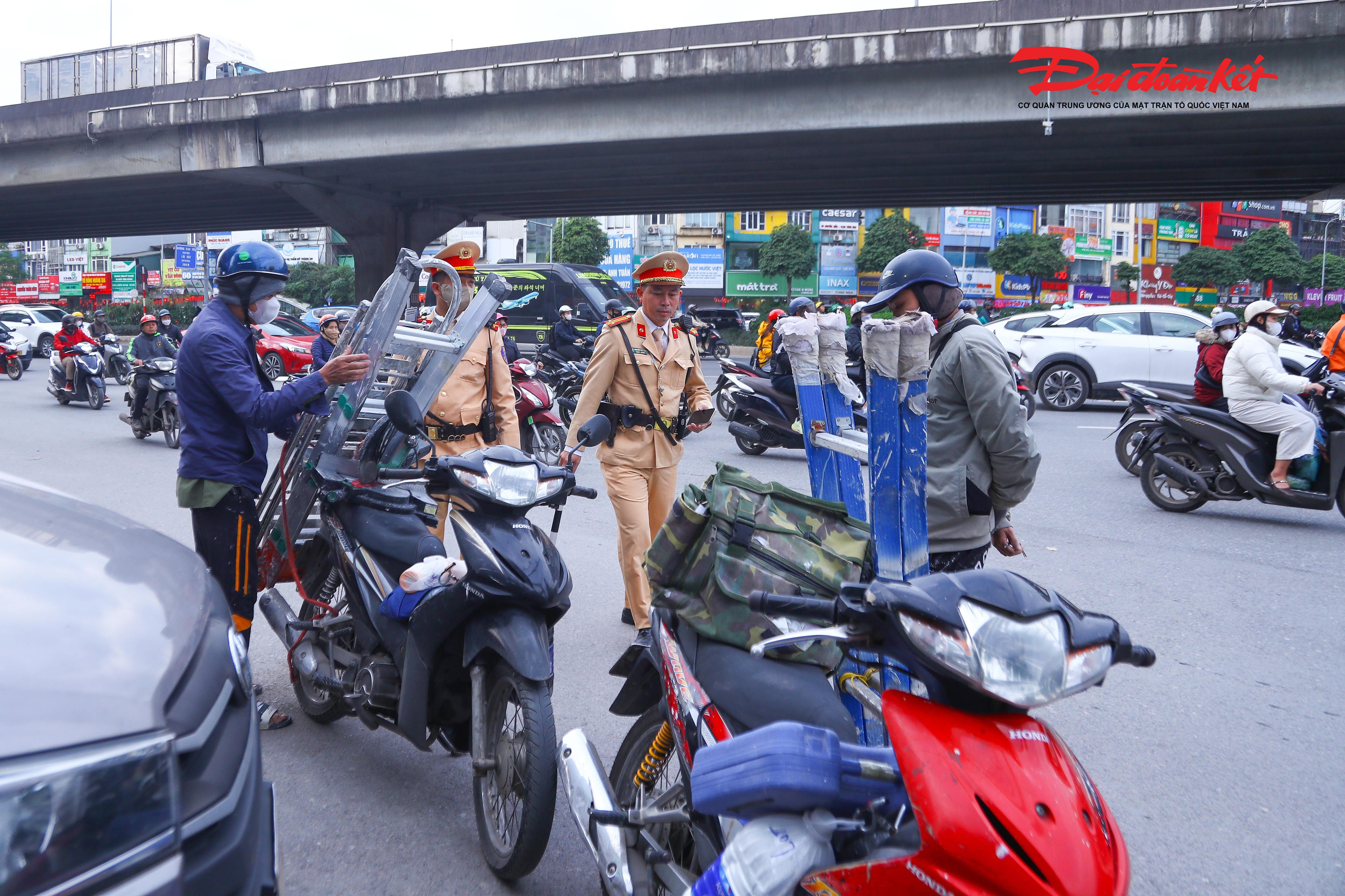 Trao đổi với lực lượng chức năng, tài xế có hành vi che biển số cho rằng, do chở thang khi di chuyển đã va chạm vào nhau, khiến biển số xe bị mờ.