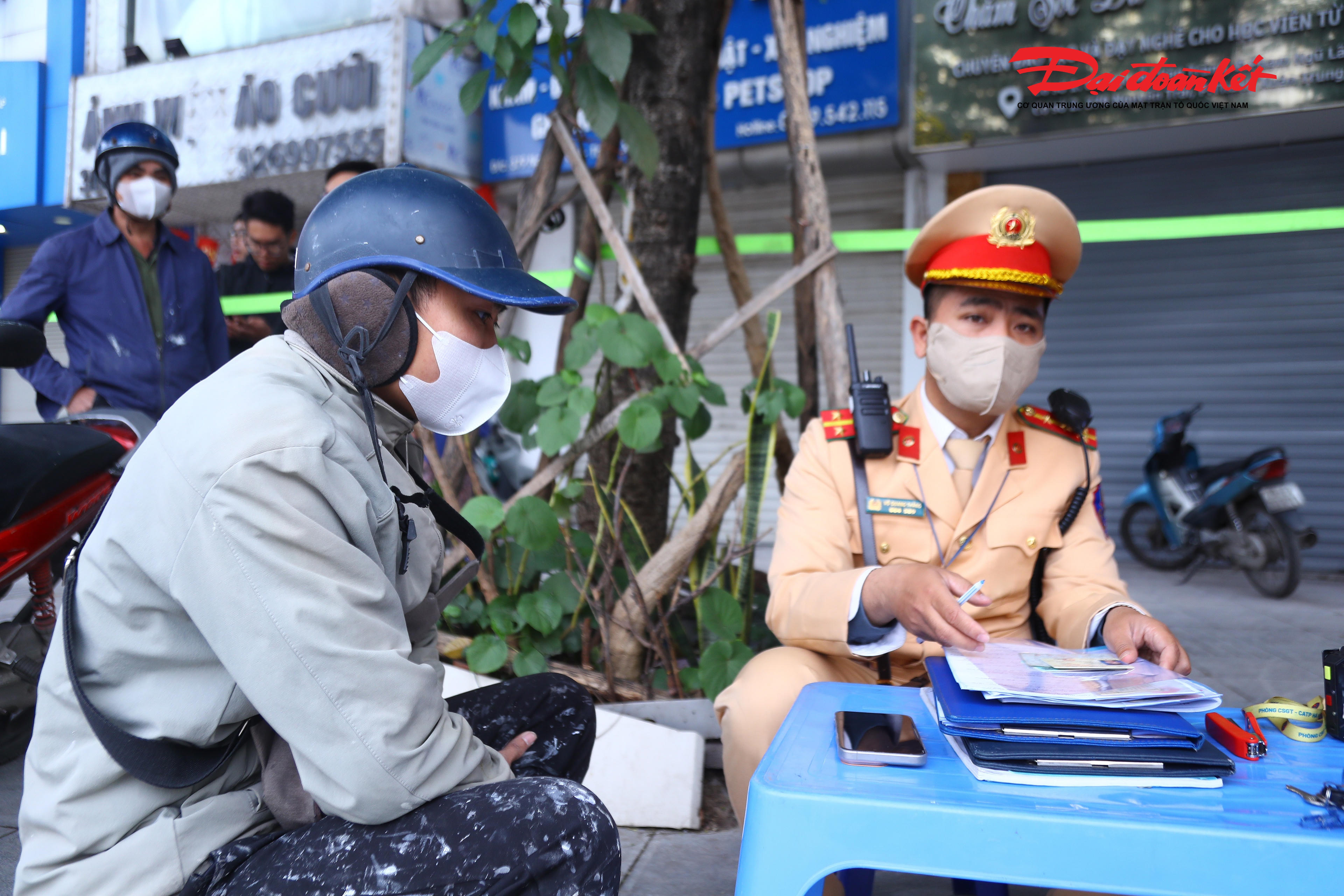 Ngoài việc xử phạt, Đội CSGT đường bộ số 7 cũng tuyên truyền cho người dân về Luật Trật tự ATGT để tránh tiếp tục vi phạm.