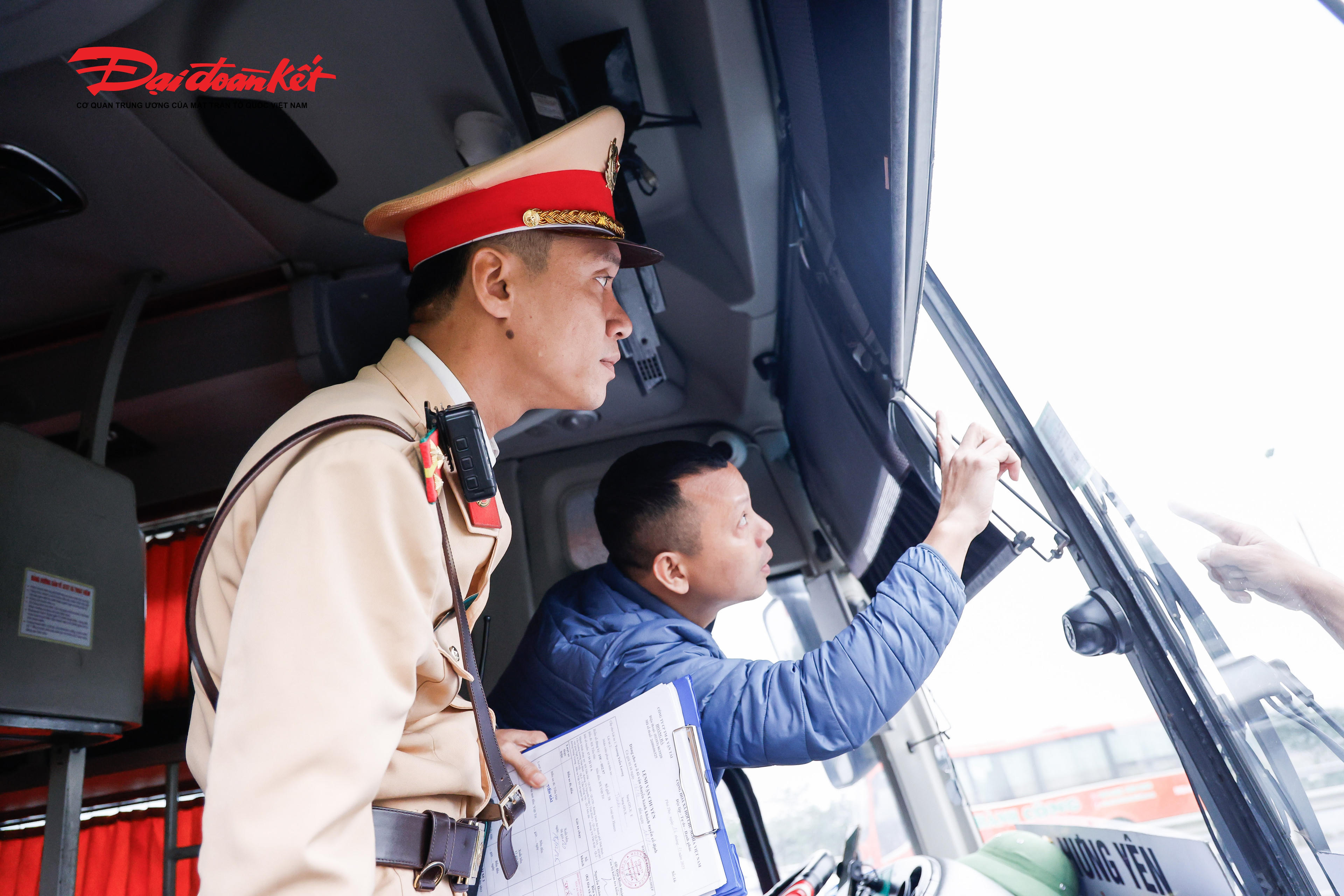 CSGT kiểm tra&nbsp;thiết bị giám sát hành trình trên xe vận tải hành khách.