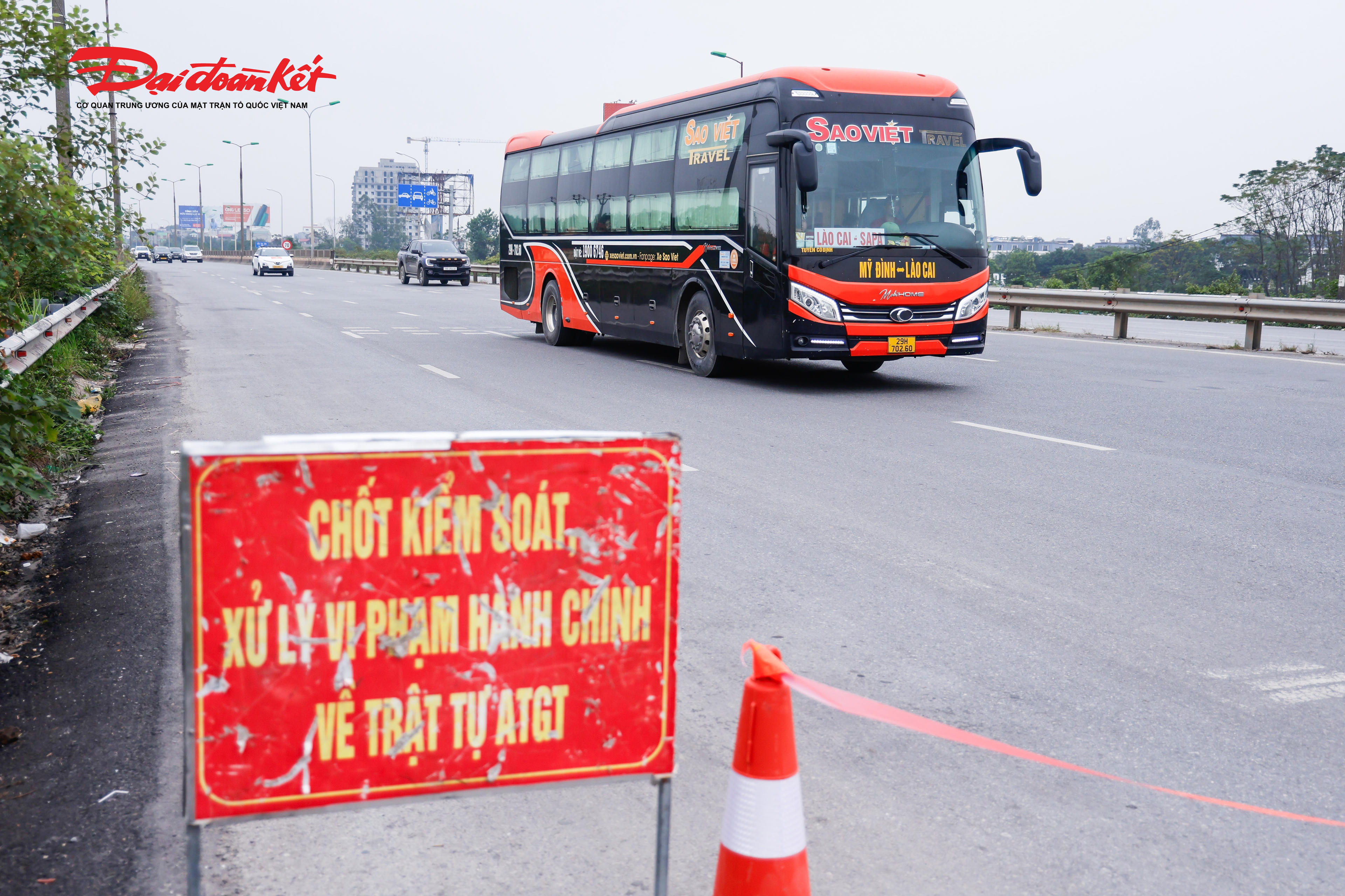 Đội CSGT số 15 (Phòng CSGT Công an TP&nbsp;Hà Nội) lập chốt kiểm tra các phương tiện vận tải hành khách tại&nbsp;Quốc lộ 2 (từ Km0 đến Km 13+600 tiếp giáp Phúc Yên đến Quốc lộ 3) - khu vực cụm cảng hàng không sân bay Nội Bài.