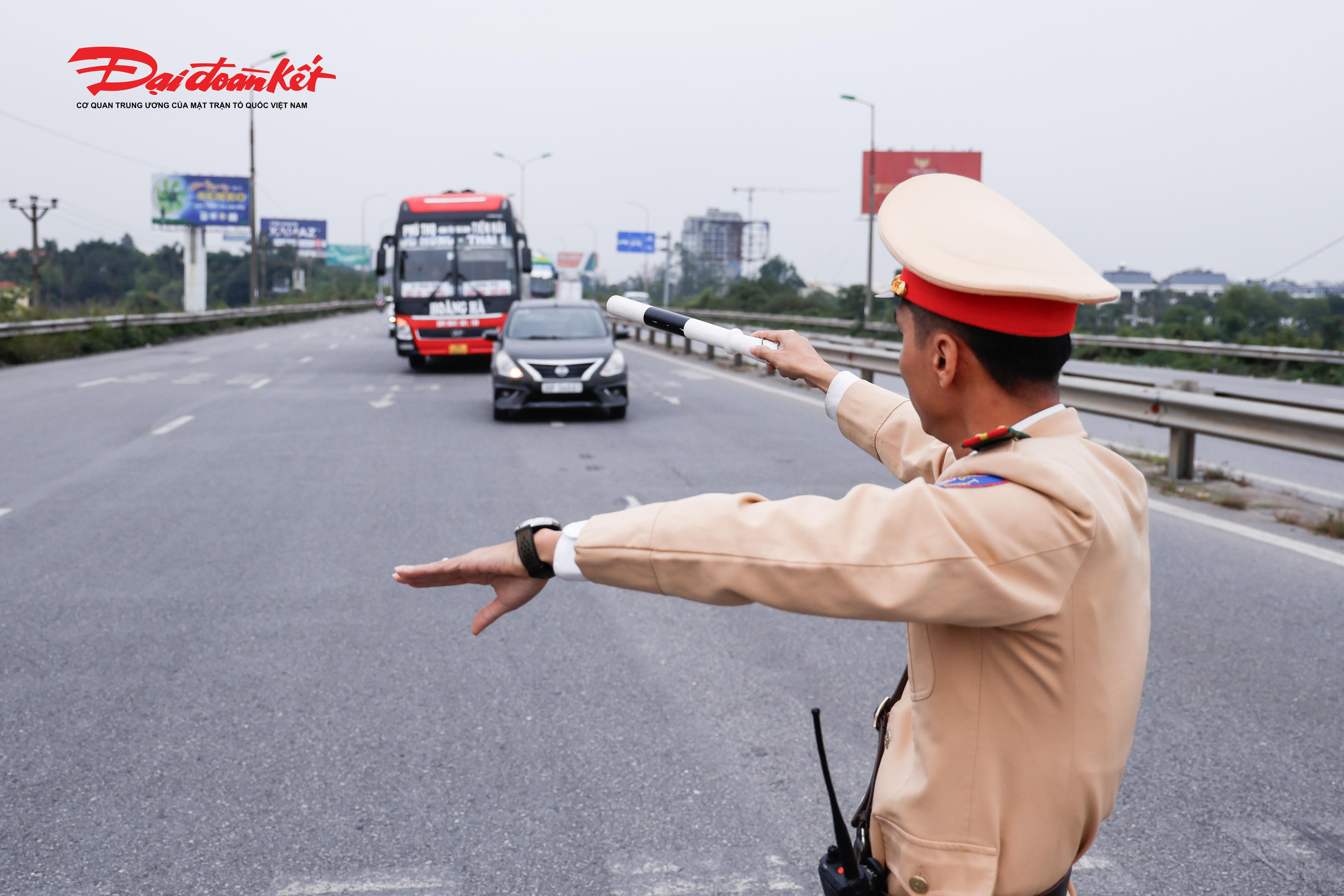 Tất cả xe chở khách tuyến cố định hay xe chở khách theo hợp đồng đều được tổ công tác dừng xe, kiểm tra về điều kiện kinh doanh vận tải. 