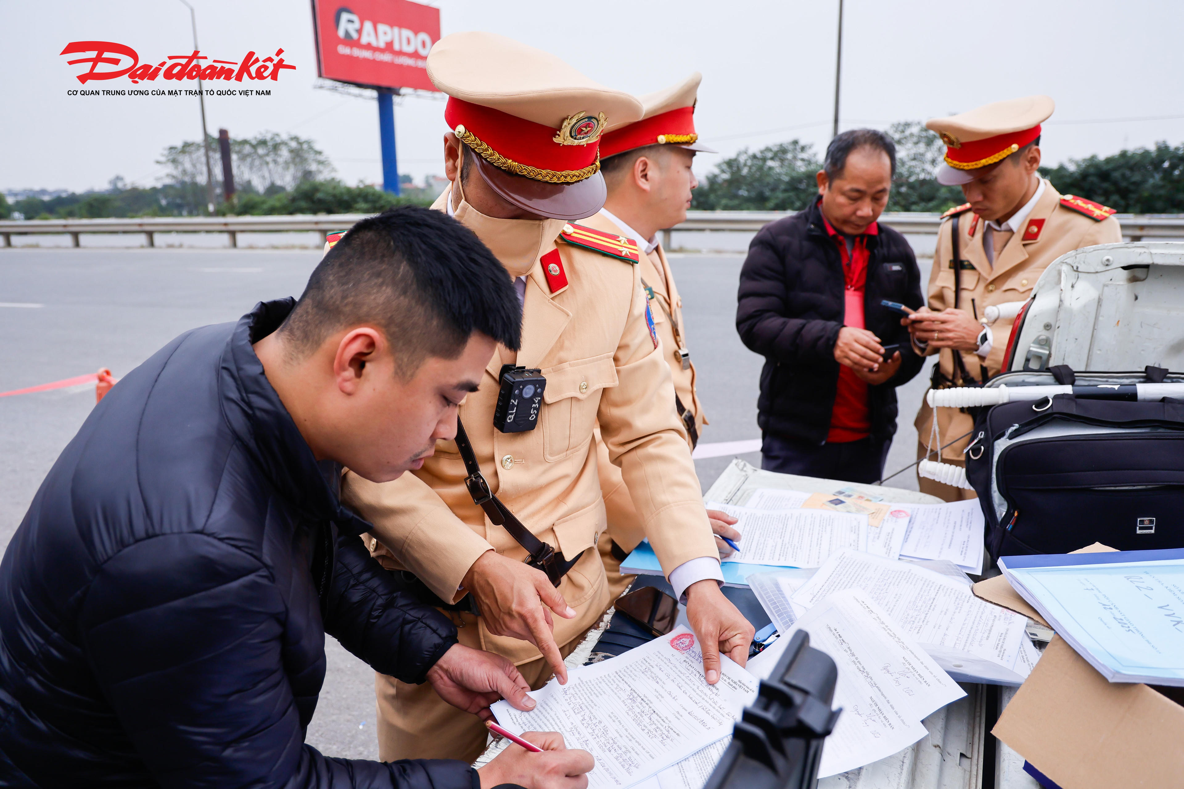 Cán bộ, chiến sỹ và Chỉ huy Đội CSGT số 15 thường xuyên nhận được các hình ảnh vi phạm của xe khách trên tuyển, đơn vị cho kiểm tra và xử lý nghiêm theo quy định.