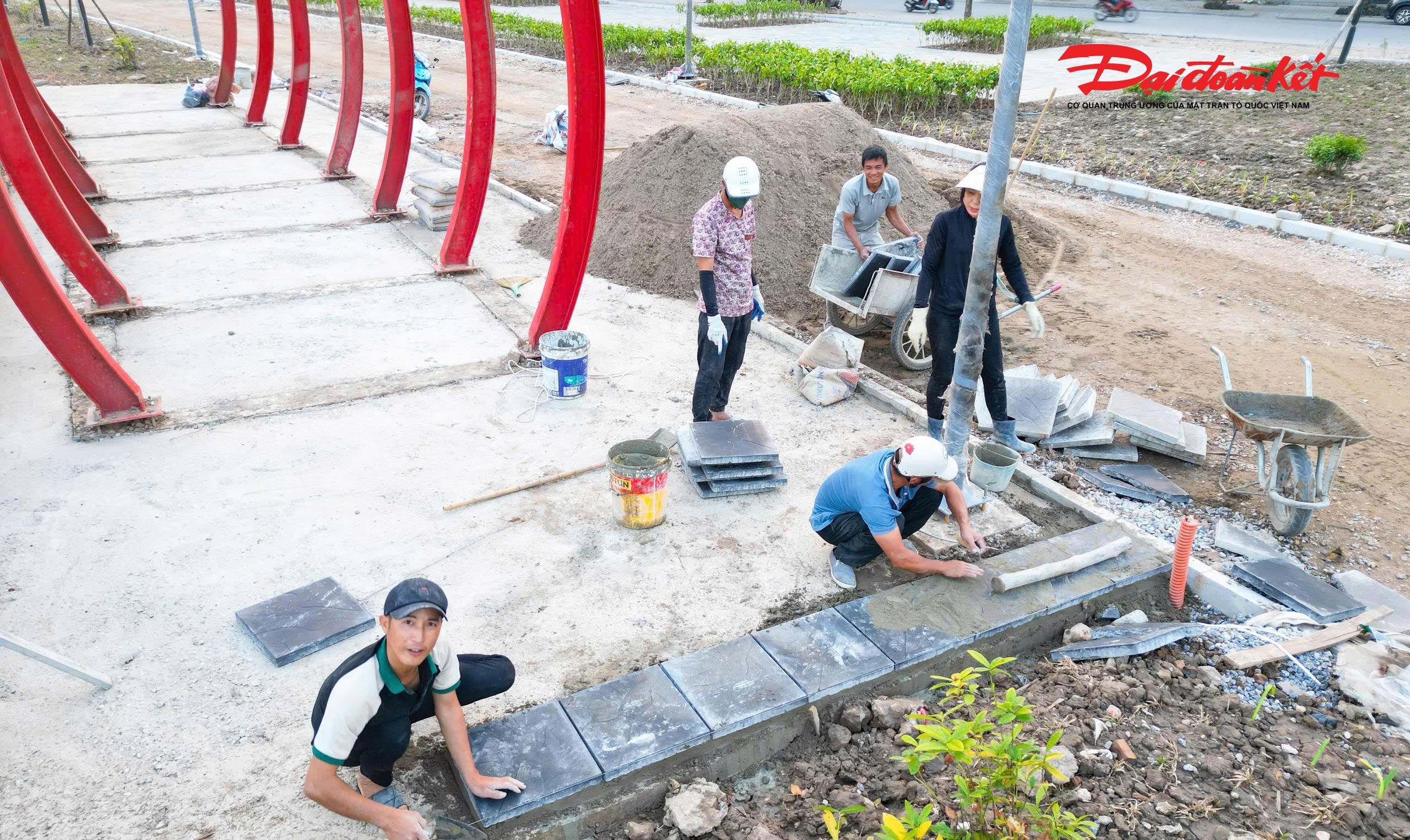 Theo ghi nhận của PV Báo Đại đoàn kết, những ngày gần đây, công nhân đang tất bật hoàn thiện các hạng mục như đổ bê tông, lát gạch sân, lắp đặt hệ thống điện… để kịp về đích vào cuối năm nay.