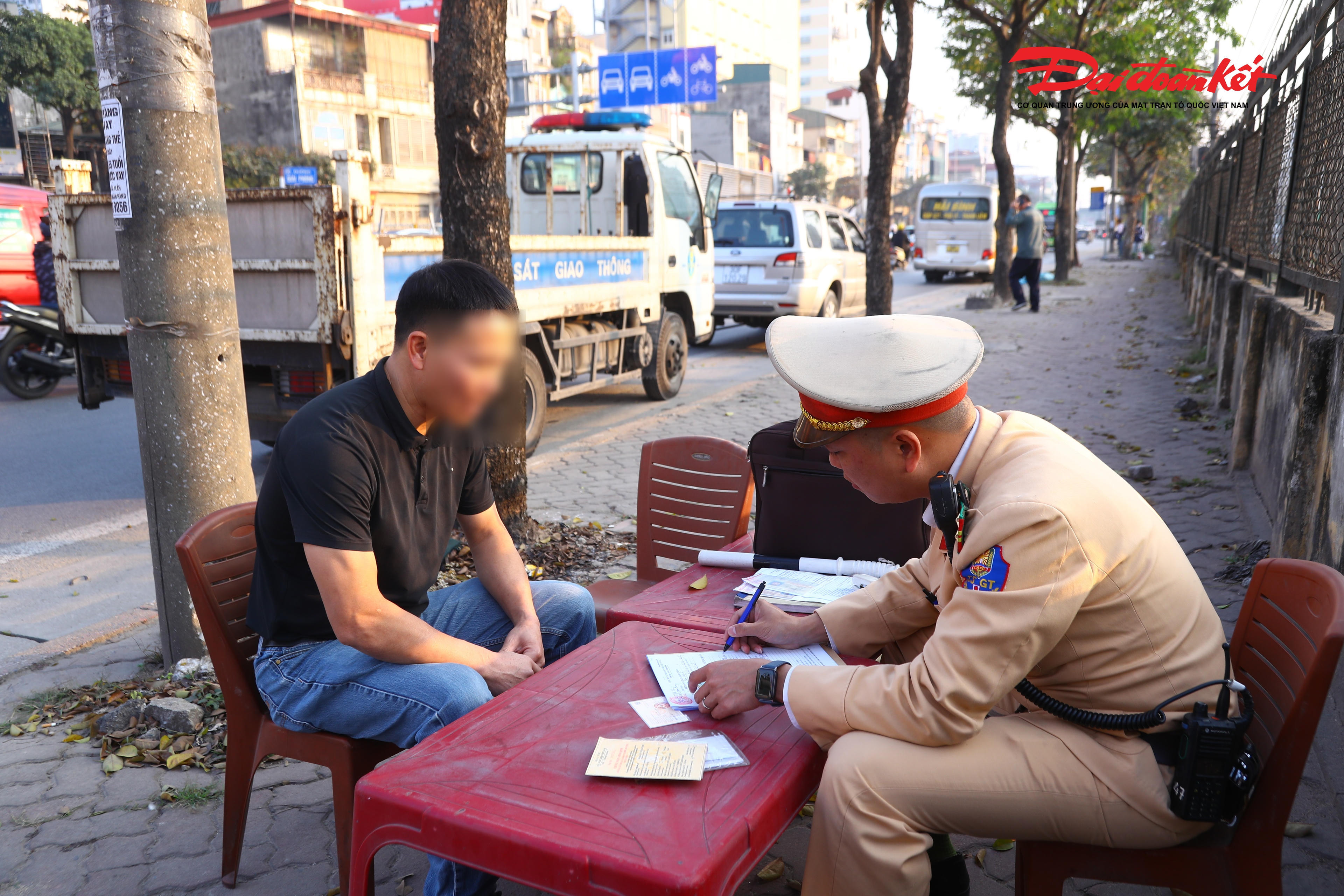 Thấy rõ chứng cứ, anh Q thừa nhận do xe rời bến với số khách ít ỏi, nên đã dừng đón thêm người ở ngoài bến xe.