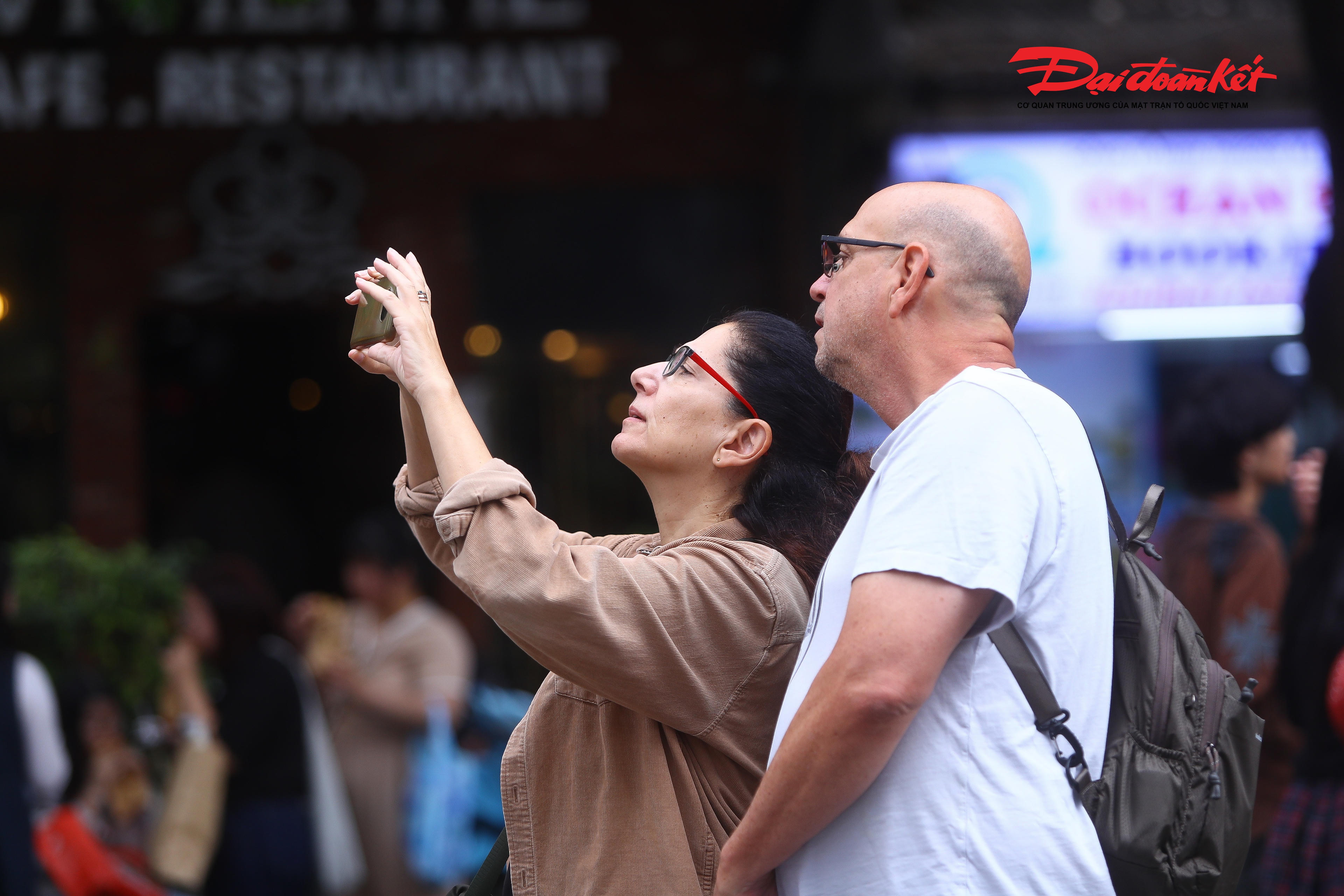 Nhiều du khách chụp lại hình ảnh Nhà thờ Lớn Hà Nội để làm kỷ niệm khi đến với Thủ đô.