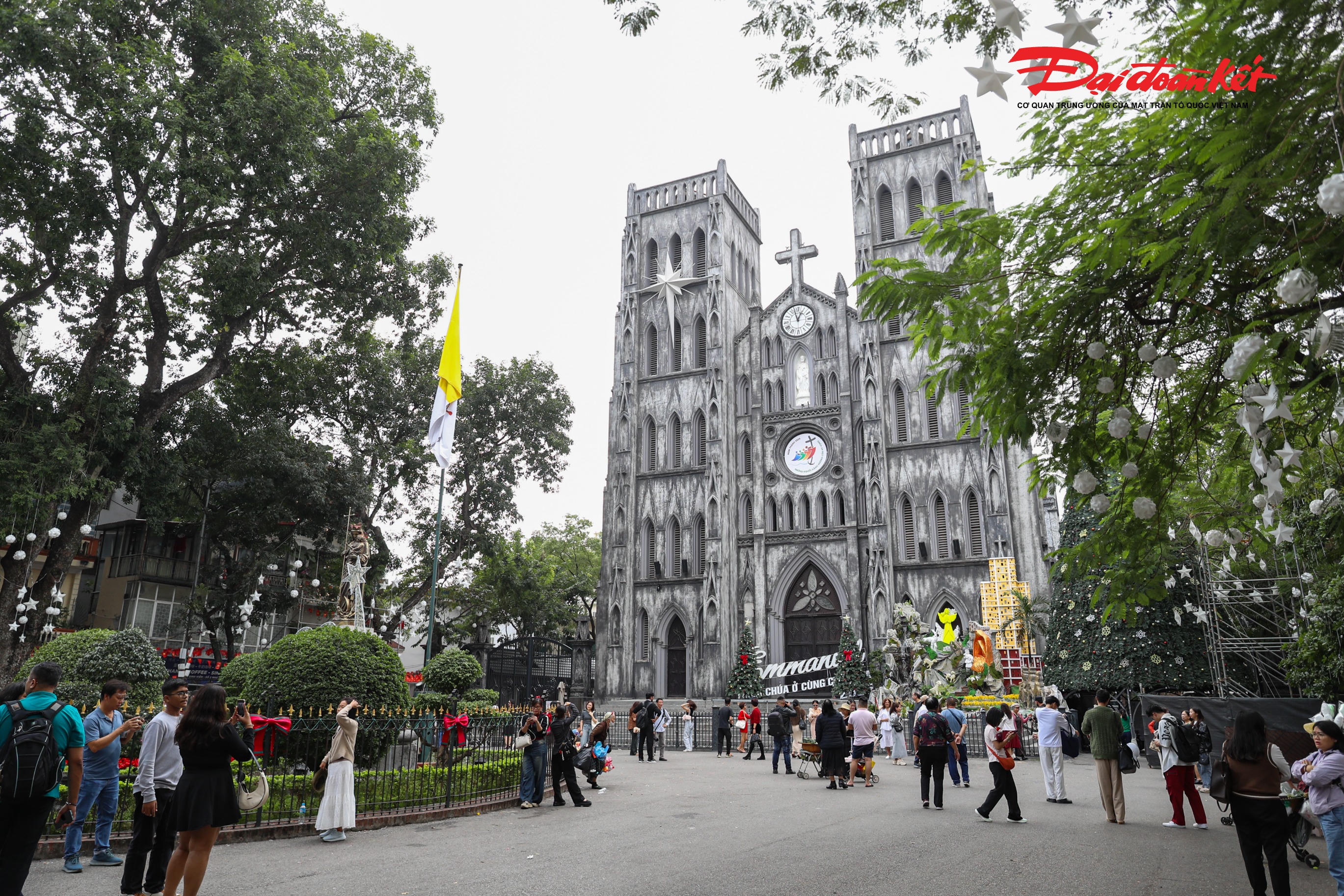 Noel 2025 diễn ra vào ngày 24-25/12, như thường lệ trước dịp lễ, Nhà thờ Lớn Hà Nội đã được trang hoàng lung linh, rực rỡ.