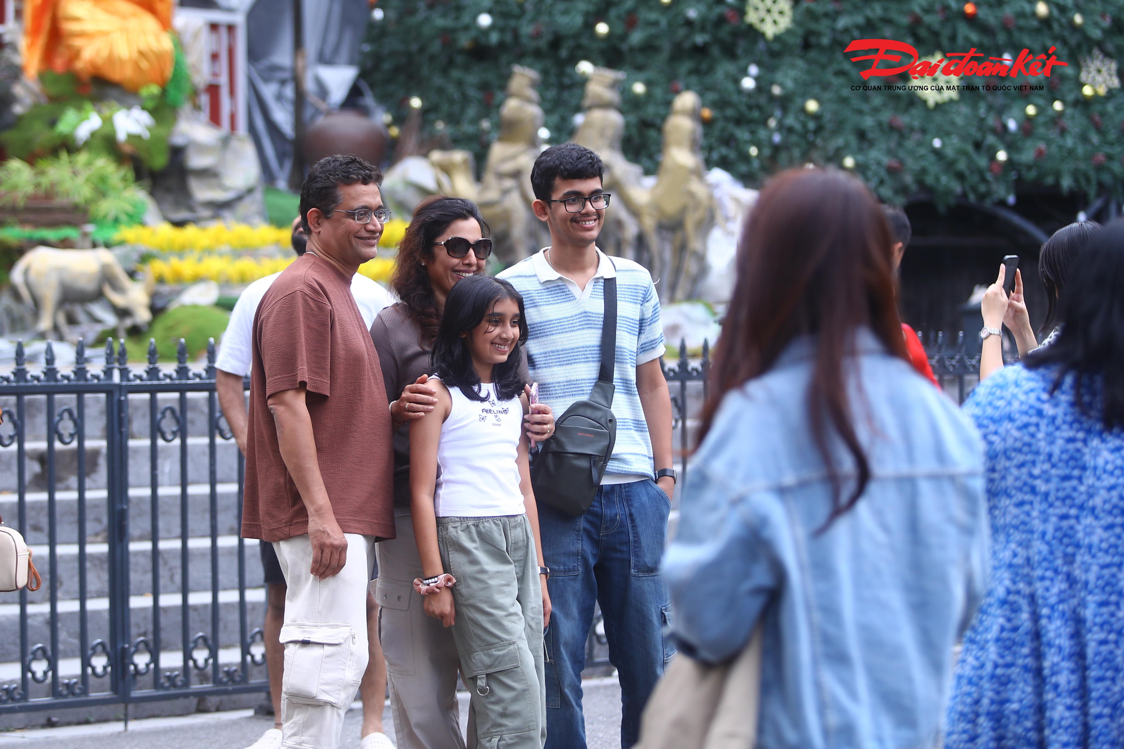 Không chờ đến khi đêm xuống, ngay từ ban ngày, dòng người đã nườm nượp đổ về Nhà thờ Lớn và các tuyến phố lân cận để tham quan, chụp ảnh và cảm nhận bầu không khí Noel đang lan tỏa giữa lòng Thủ đô.