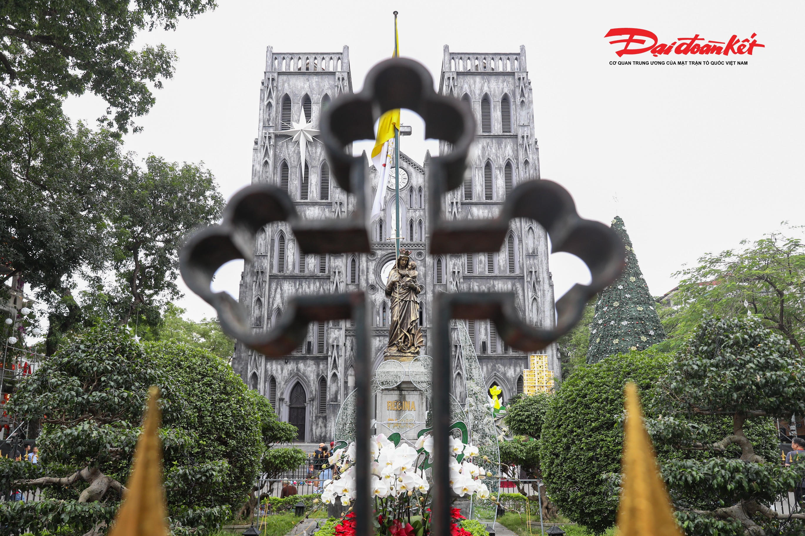 Trên nền kiến trúc Gothic cổ kính, các hạng mục trang trí Giáng sinh như cây thông lớn, hang đá, tiểu cảnh Noel,... được bố trí gọn gàng, hài hòa, nổi bật trong ánh sáng tự nhiên.