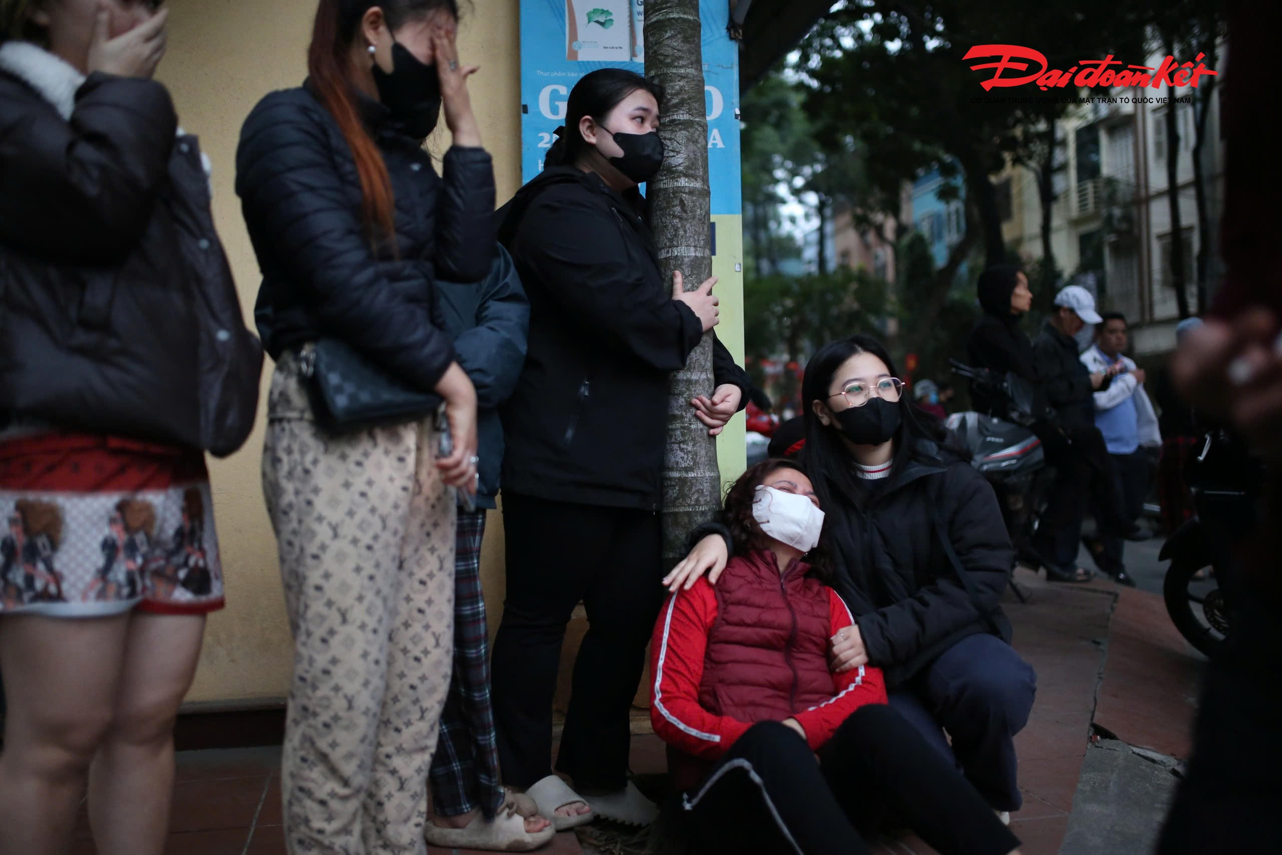 Đứng trước nguy cơ mất trắng tài sản vì cháy, nhiều tiểu thương khóc nghẹn, đứng ngồi không yên.