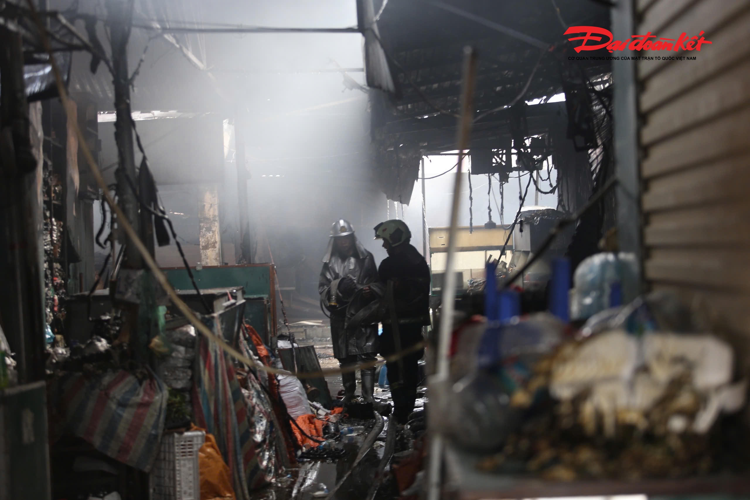 Đồ đạc trong các gian hàng vương vãi trên đường và lối đi.&nbsp;