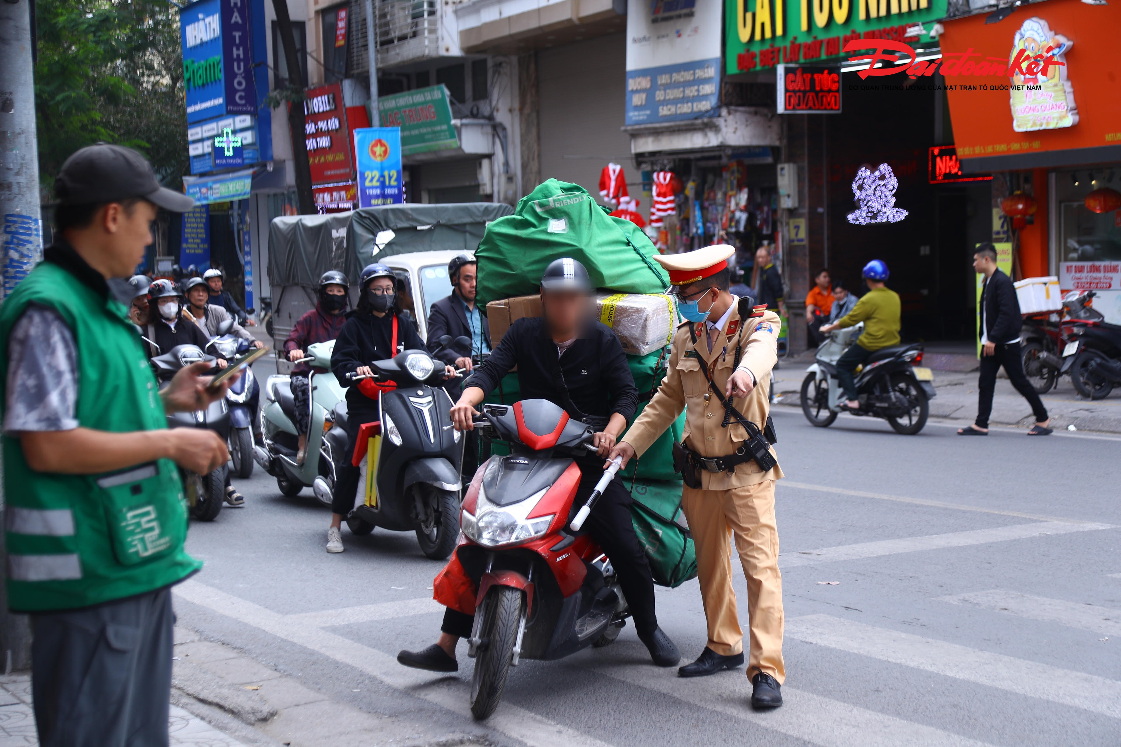 Theo ghi nhận của PV Báo Đại đoàn kết, sáng 23/12 tại nút giao Kim Ngưu - cầu Lạc Trung, Tổ công tác thuộc Đội CSGT đường bộ số 4 sau khi nhận được thông tin phương tiện vi phạm từ Trung tâm điều khiển giao thông Hà Nội, đã bố trí cán bộ xử lý nhiều trường hợp&nbsp;shipper chở hàng cồng kềnh che biển số bị hệ thống camera AI.