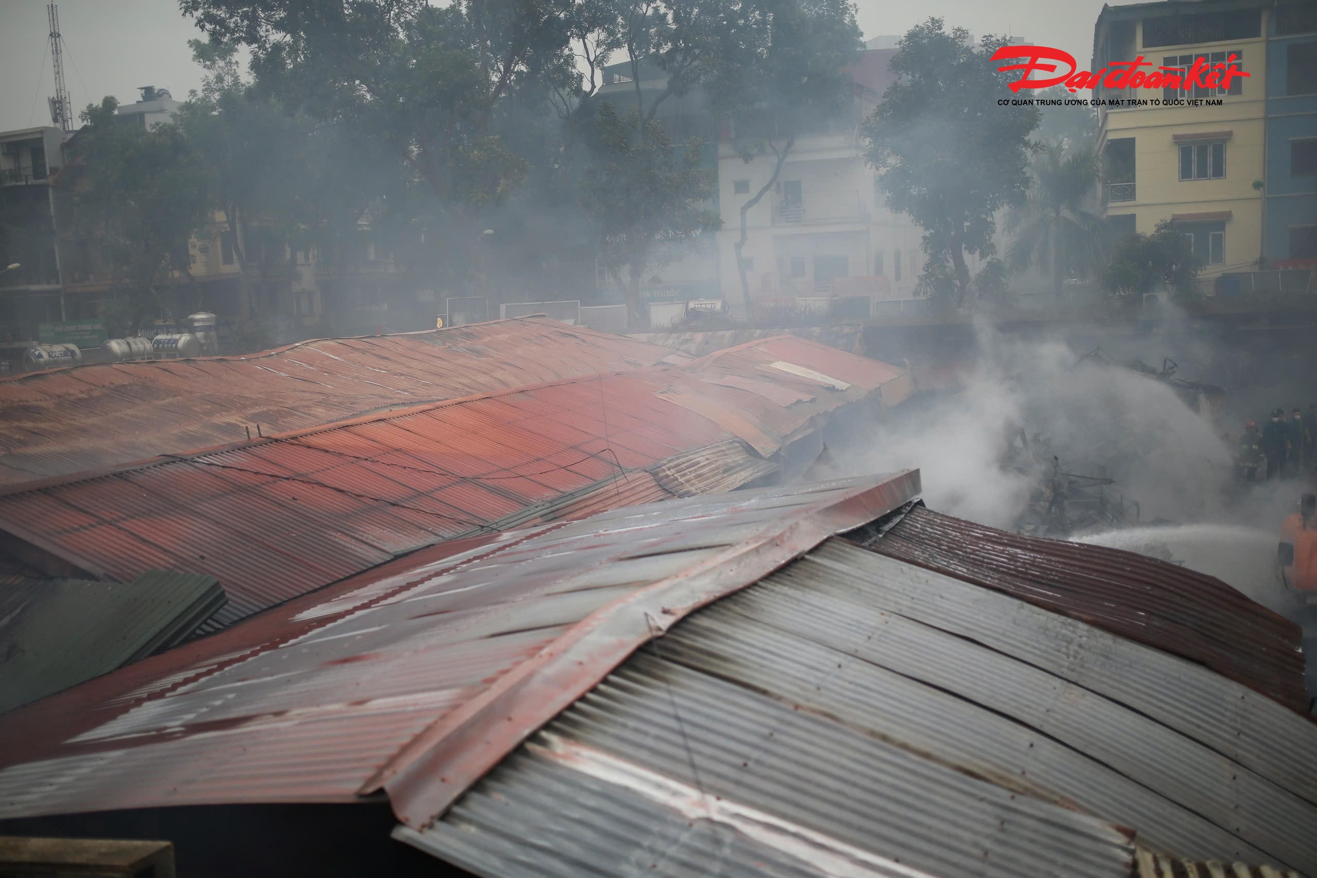 "Chỉ huy chữa cháy đã khẩn trương chỉ đạo khai thác các nguồn nước xung quanh, triển khai nhiều mũi tấn công chống cháy lan, tiếp cận gốc lửa để dập tắt đám cháy. Đồng thời, chính quyền địa phương huy động máy xúc phá dỡ cấu kiện sụp đổ, mở lối cho lực lượng chức năng tiếp cận hiện trường, tổ chức dập tắt đám cháy", Phòng Cảnh sát PCCC&amp;CNCH thông tin.