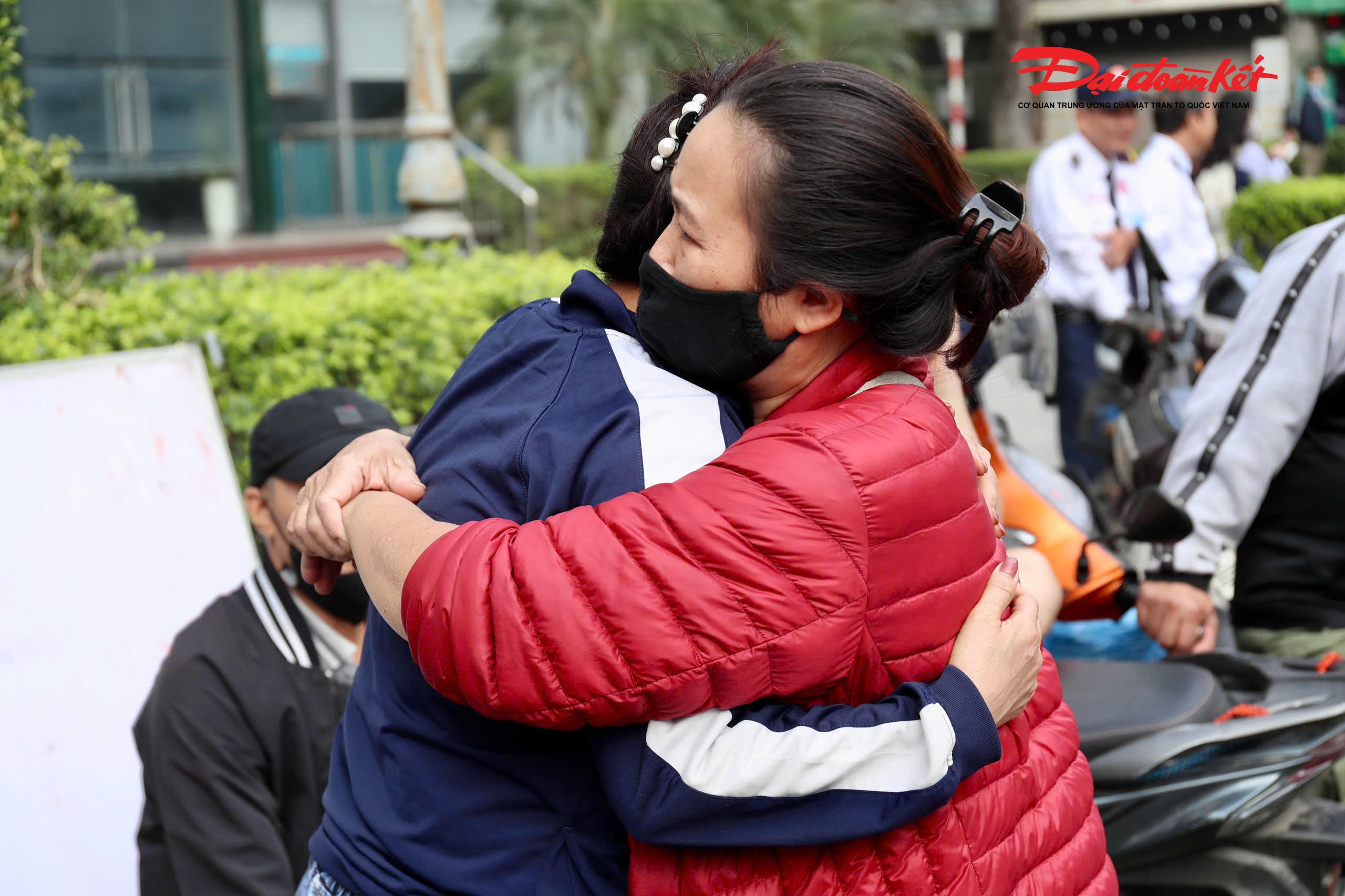 Các tiểu thương dành cho nhau những cái ôm để vơi bớt nỗi đau, mất mát.