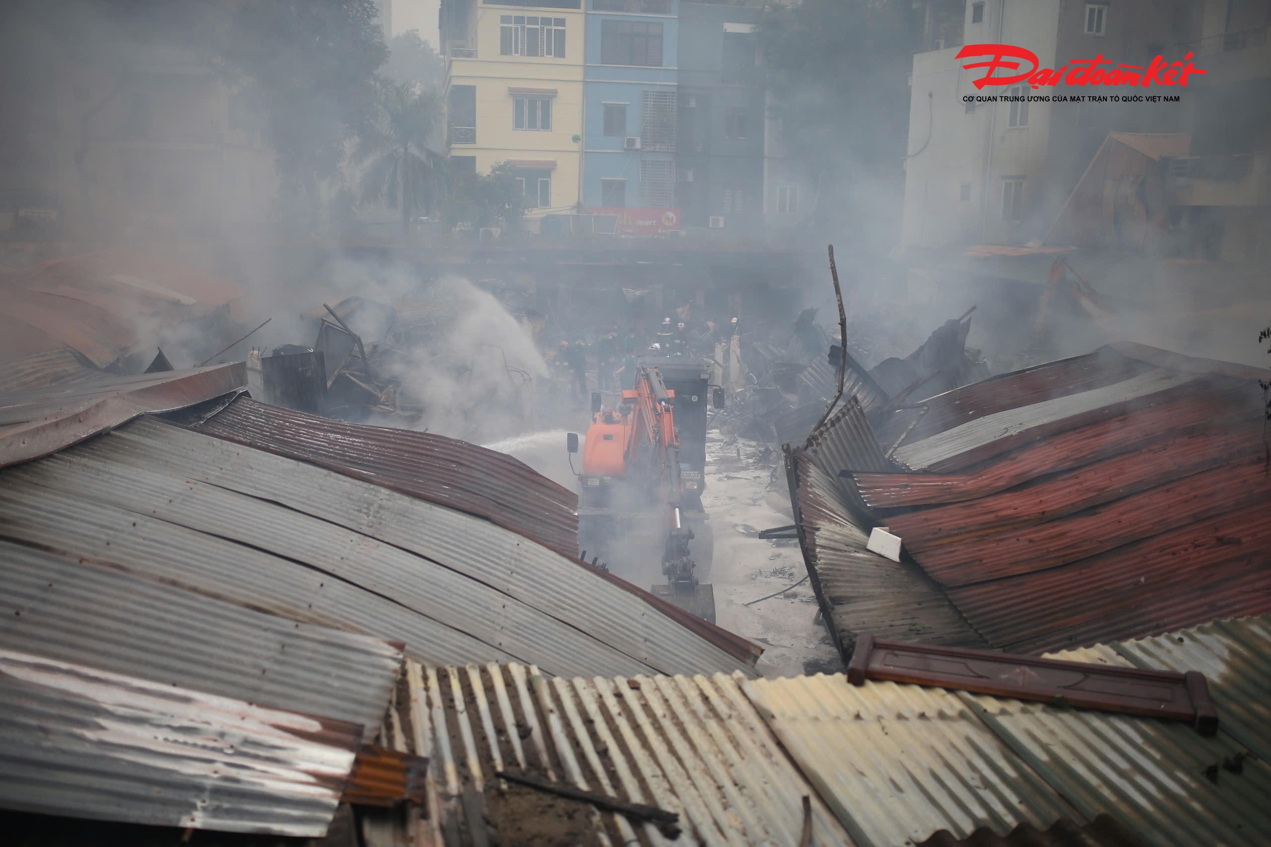 Nhiều vật dụng trong chợ bị biến dạng sau vụ cháy.