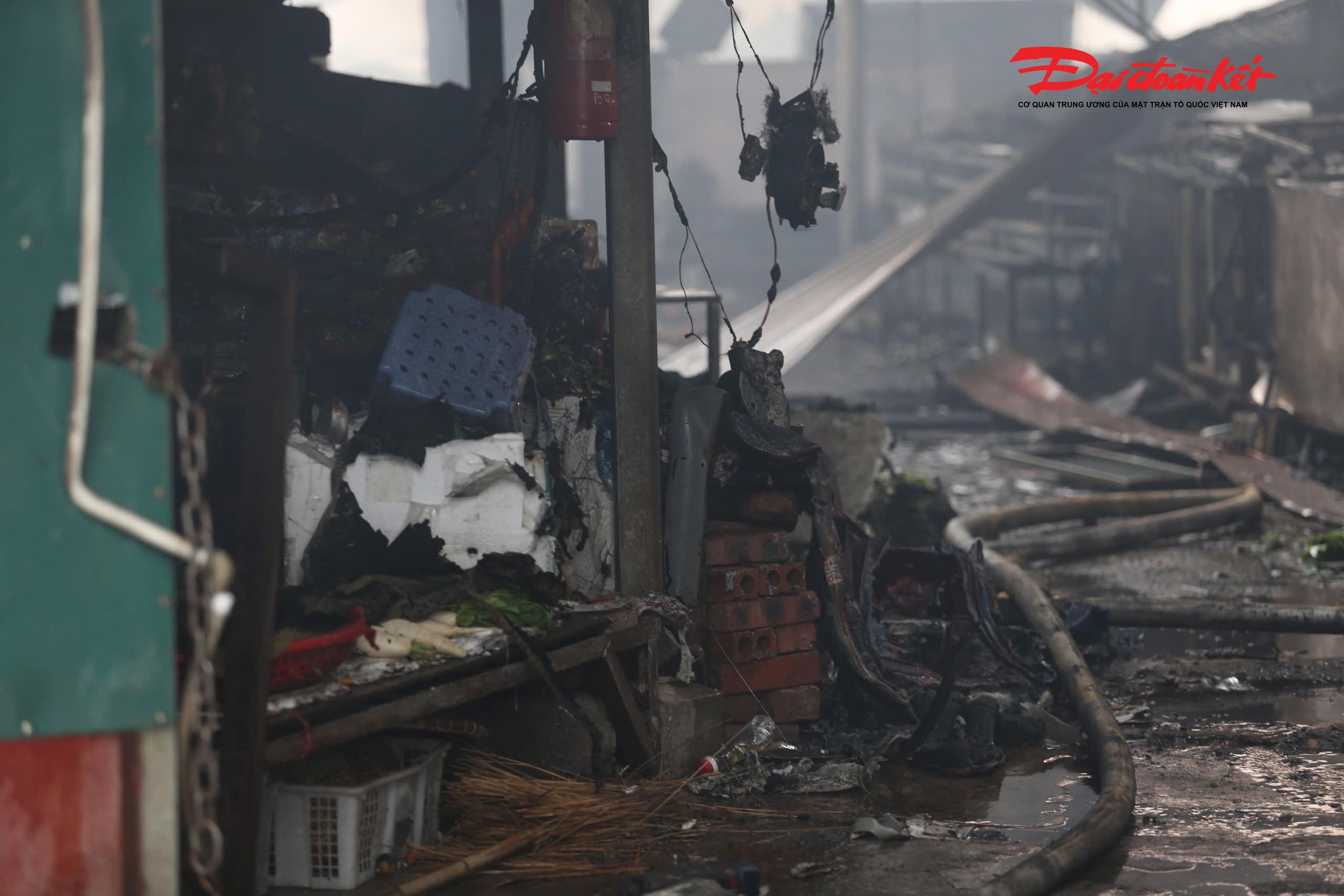 Lực lượng chức năng liên tục phun nước làm mát, tránh để ngọn lửa ẩm ỉ.