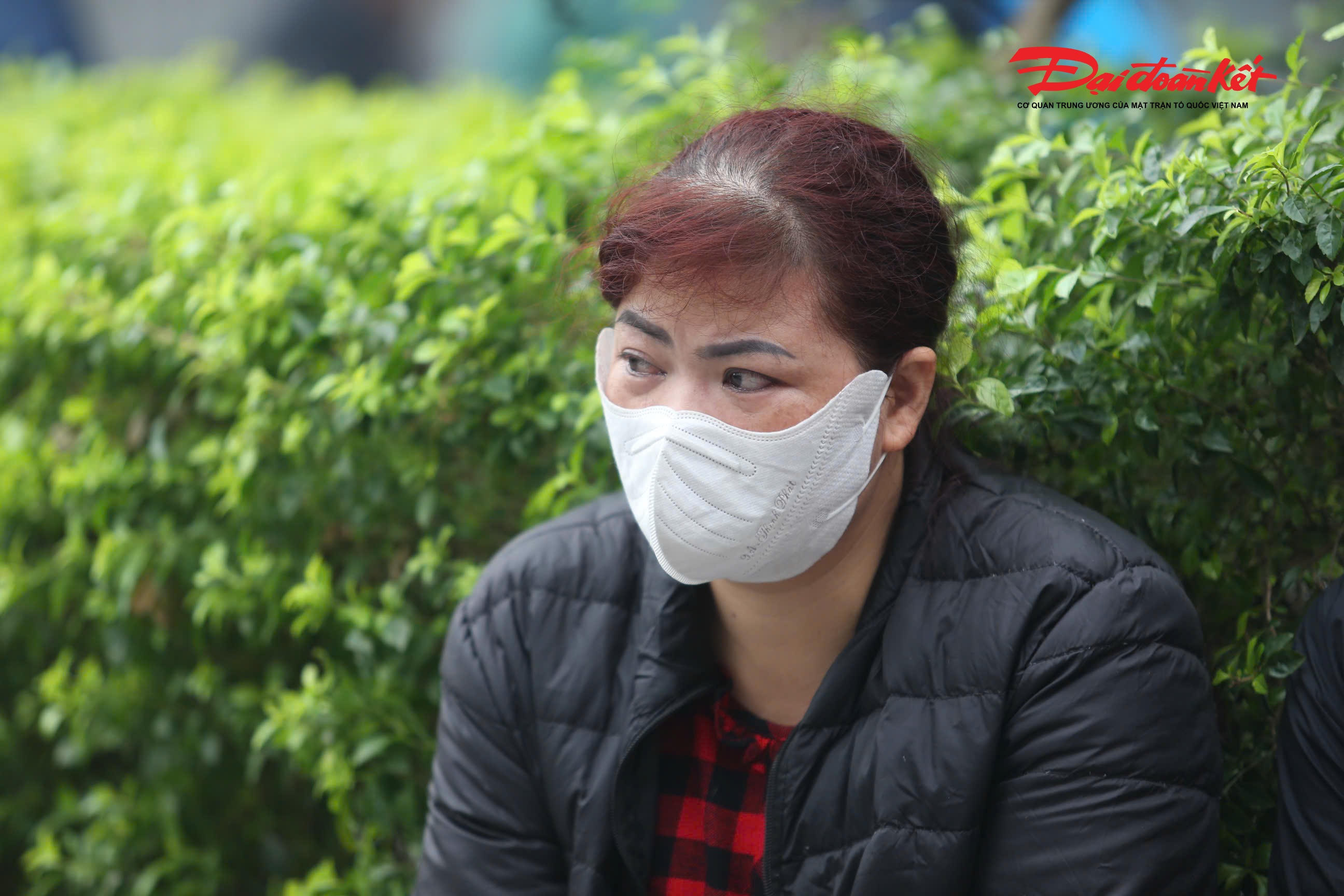 Người dân thất thần, hai tay nắm chặt vào nhau, để kìm dòng nước&nbsp; mắt khi thấy toàn bộ hàng hóa bị cháy rụi.