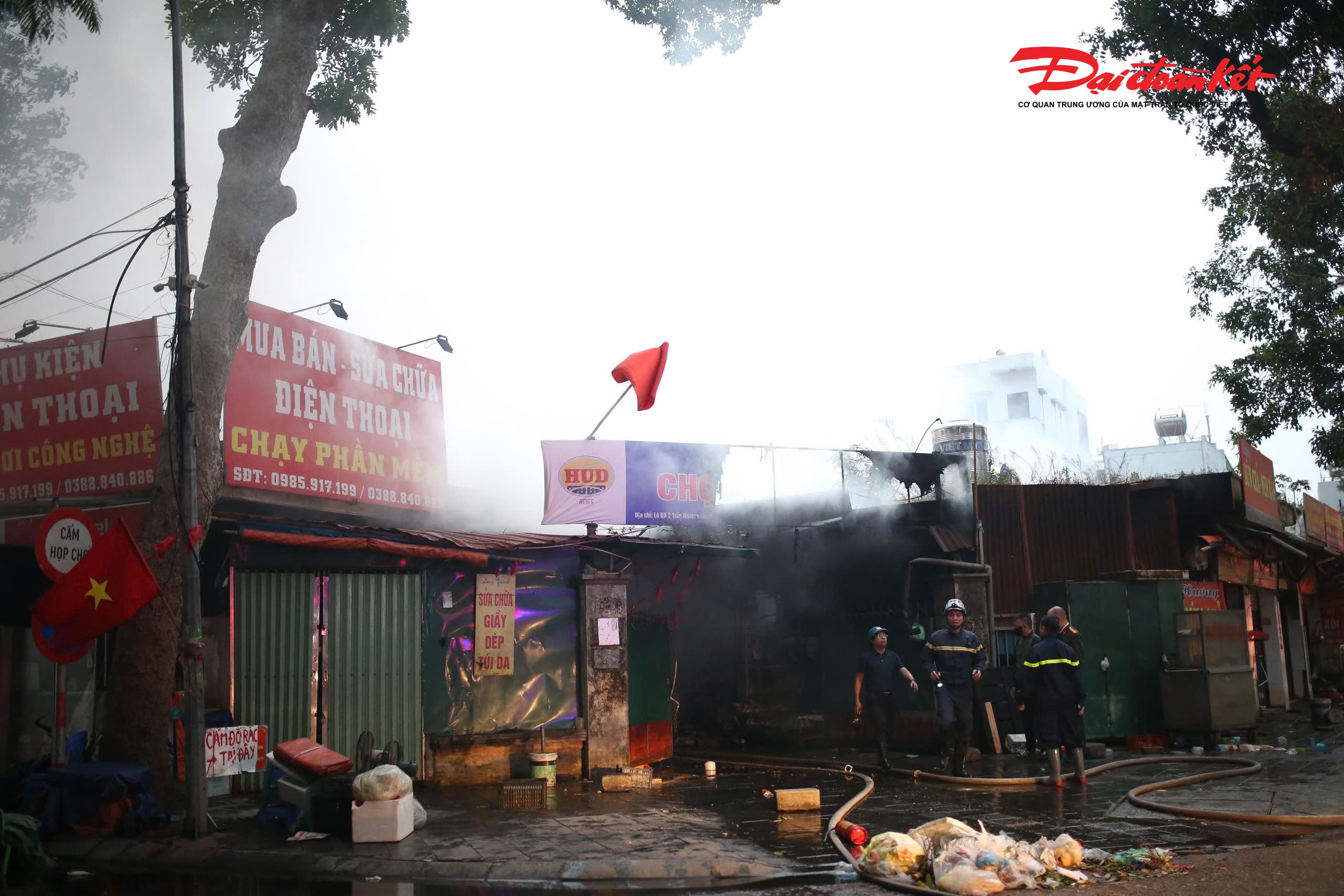 Phòng Cảnh sát PCCC&amp;CNCH Công an TP Hà Nội cho biết, Trung tâm thông tin chỉ huy nhận được tin báo cháy chợ Xanh, 8 xe chữa cháy của các Đội Chữa cháy và Cứu nạn, cứu hộ khu vực số 12 và 13 cùng hơn 30 cán bộ, chiến sĩ được điều động đến hiện trường.