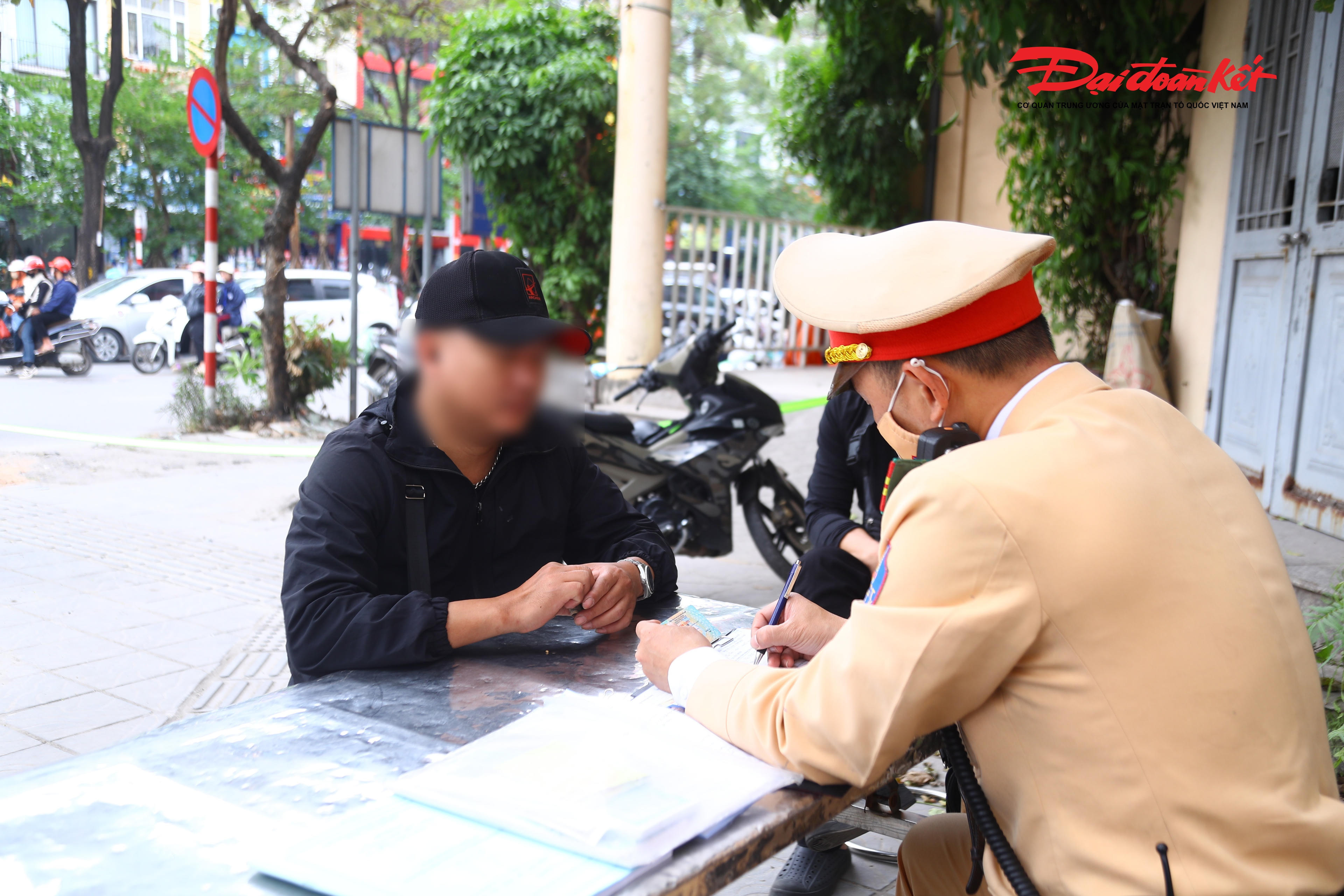 Theo đó, lực lượng chức năng tiến hành lập biên bản đối với tài xế chở hàng che biển số.