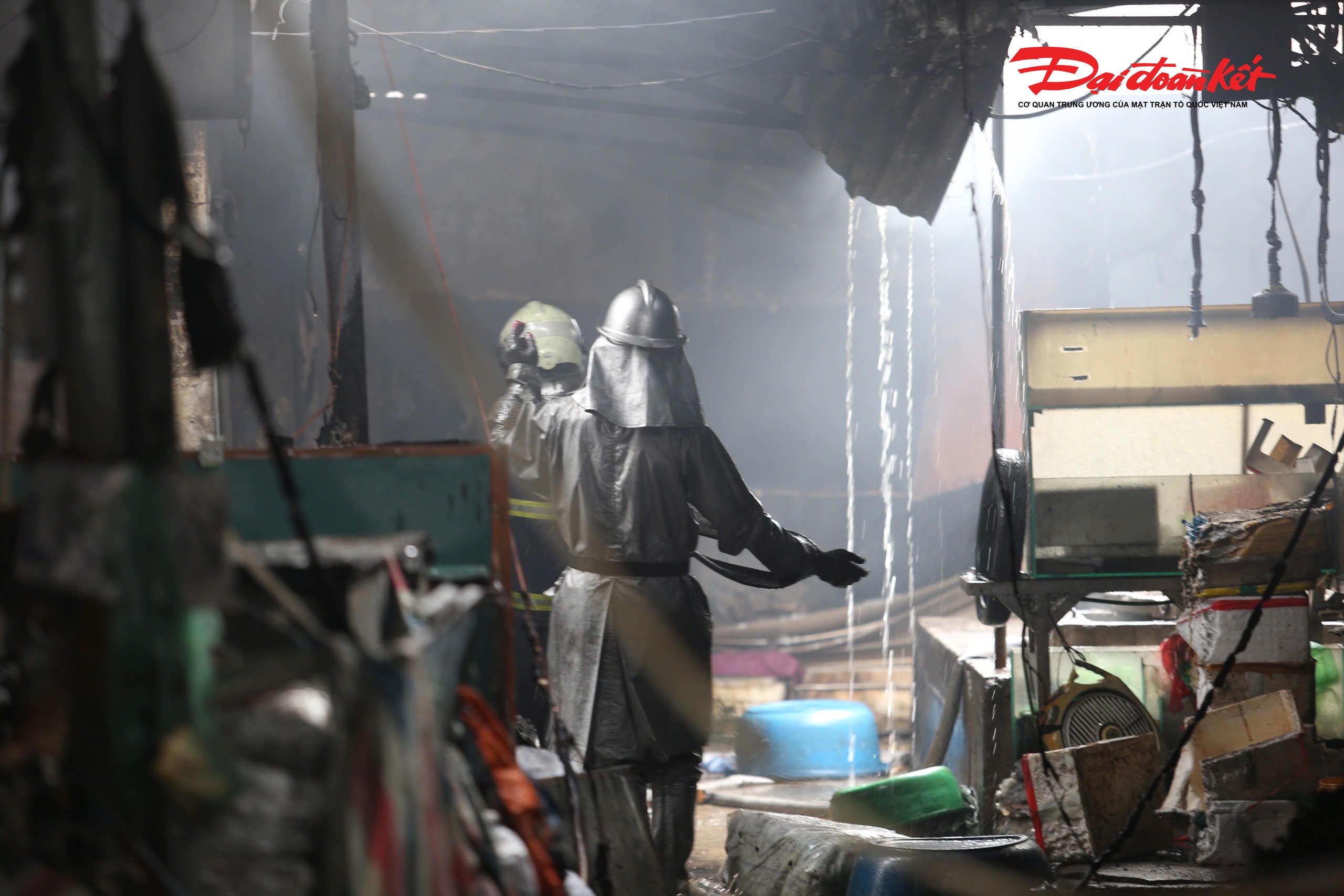 Phòng Cảnh sát PCCC&amp;CNCH Công an TP Hà Nội, lực lượng chức năng đã cứu được 2.000m2 các ki-ốt trong chợ, gồm: dãy ki-ốt ở ngõ 76 phố Trịnh Đình Cửu, dãy ki-ốt từ số 24 đến 34 trên mặt đường Trần Nguyên Đán và khu vực trạm biến áp.