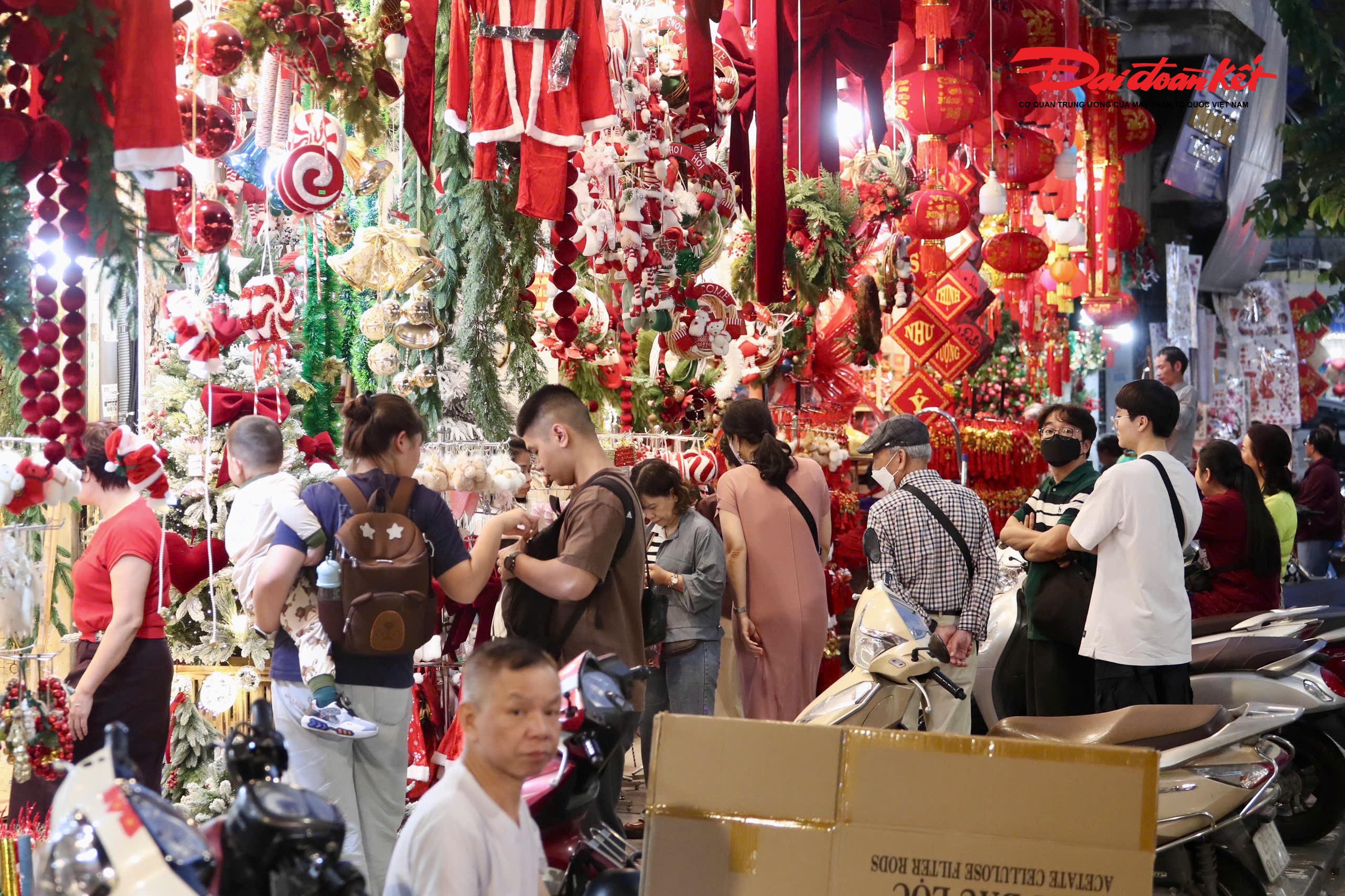 Các cửa hàng đều đông nghịt khách.