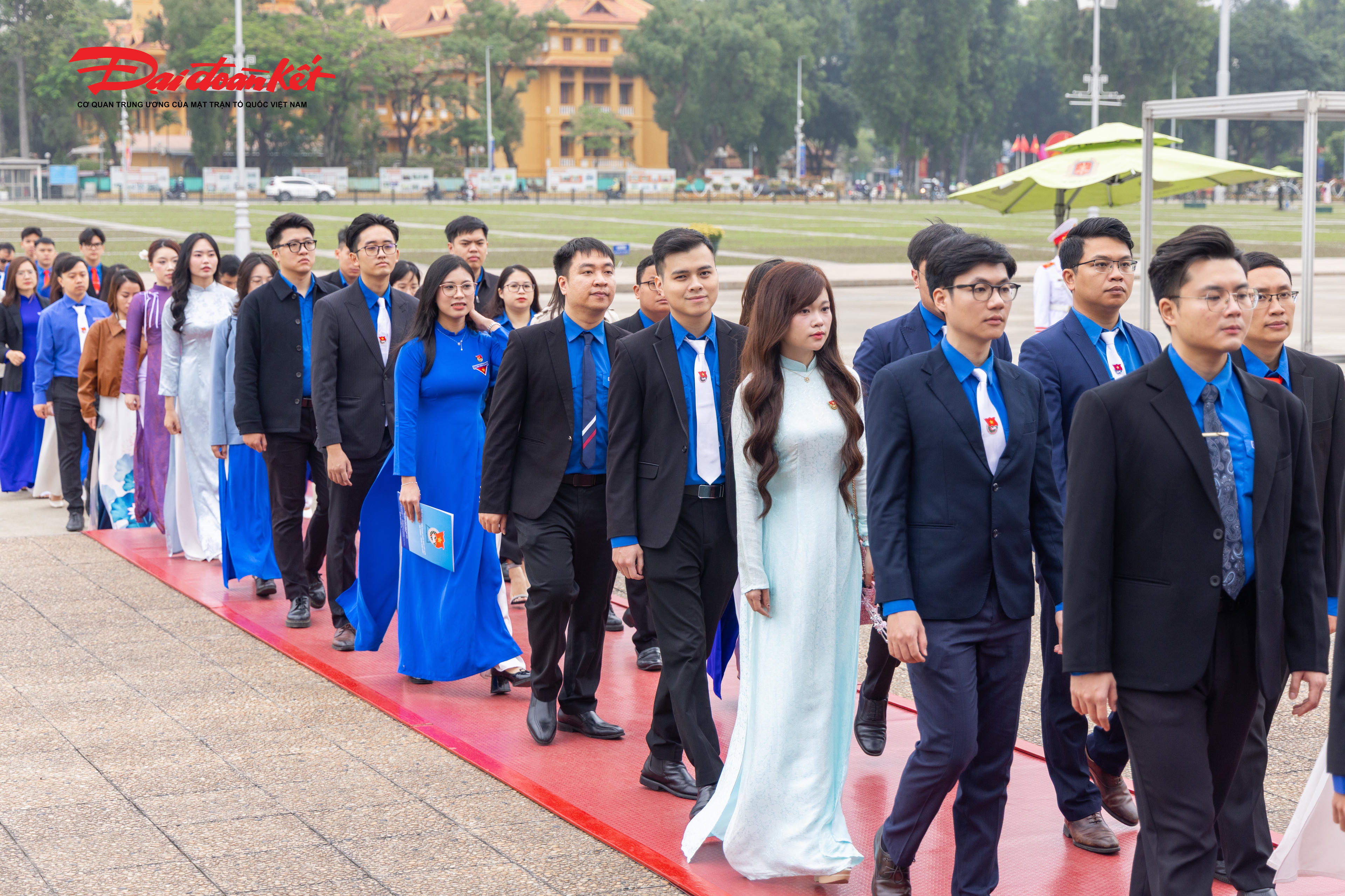 Sau lễ báo công, các đại biểu thành kính dâng hoa tưởng nhớ và vào Lăng viếng Chủ tịch Hồ Chí Minh.