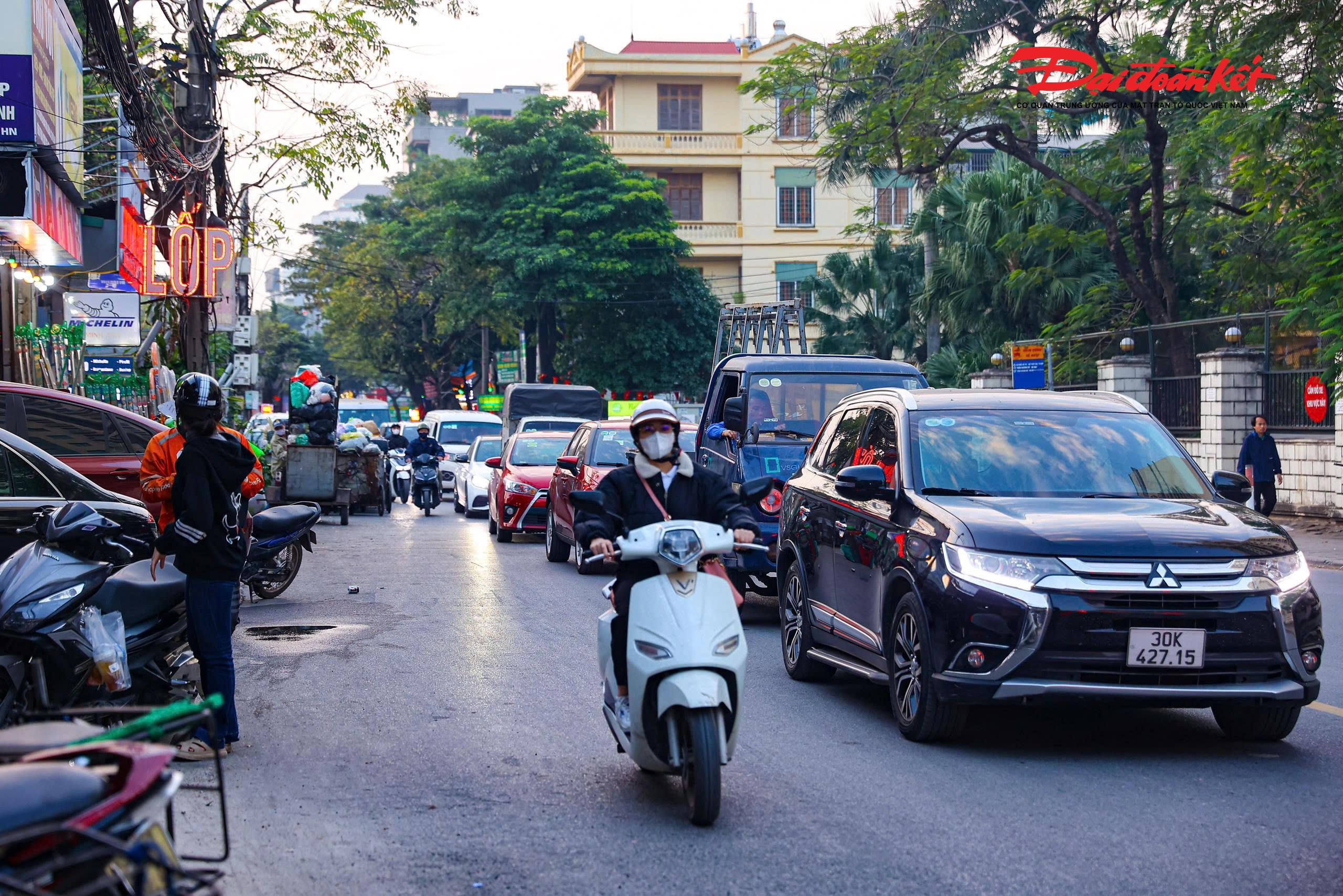 Theo ghi nhận của PV Báo Đại đoàn kết, hiện nay tuyến đường Nguyễn Hoàng Tôn thường xuyên xảy ra ùn tắc do mặt đường nhỏ hẹp nhiều đoạn chỉ có 2 làn xe, khiến việc lưu thông của các phương tiện gặp nhiều khó khăn.