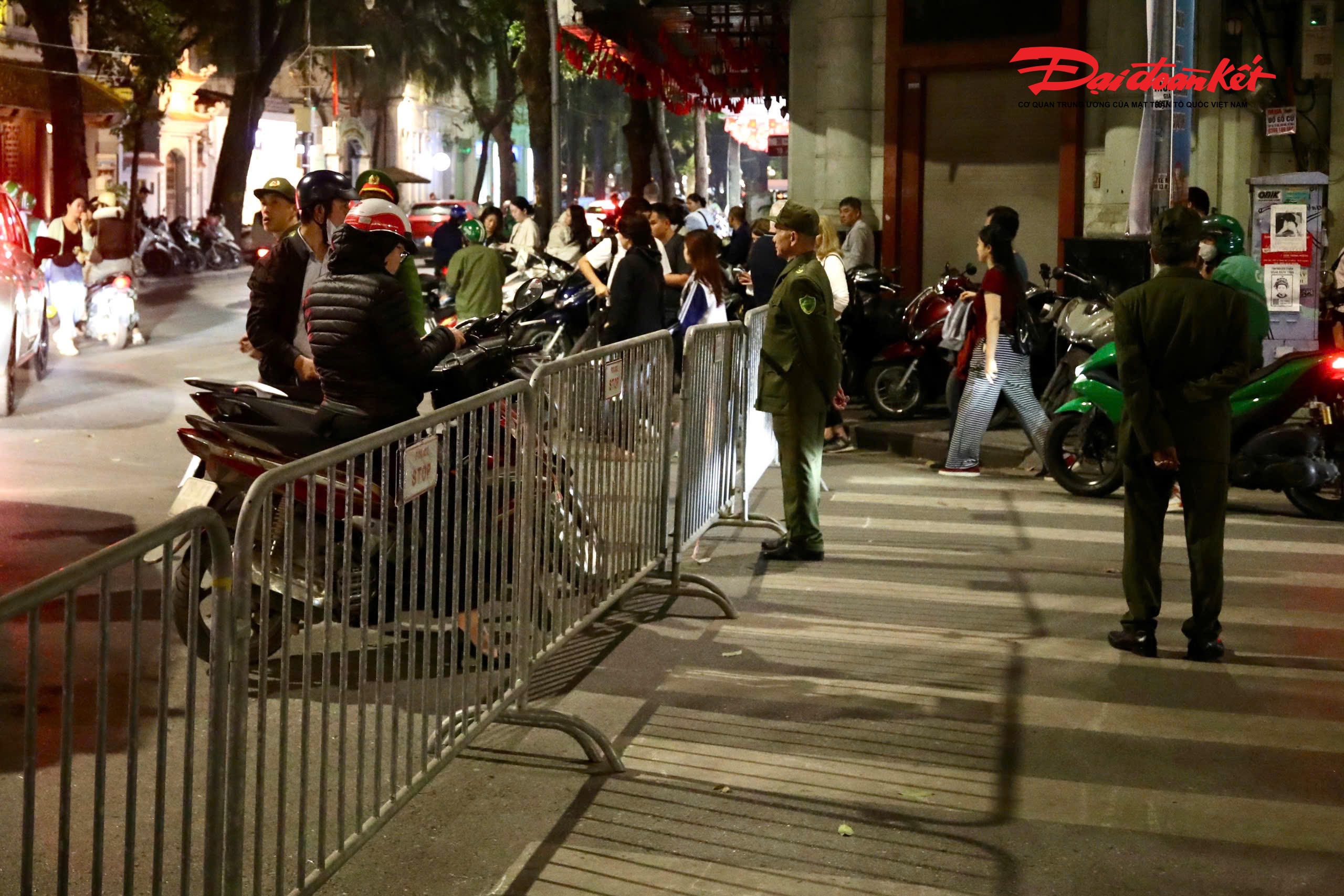 Do lượng người đổ về đông đúc, lực lượng chức năng phân luồng, điều tiết phương tiện, đồng thời tăng cường tuần tra, đảm bảo an ninh trật tự, an toàn cho người dân vui chơi trong đêm Giáng sinh.