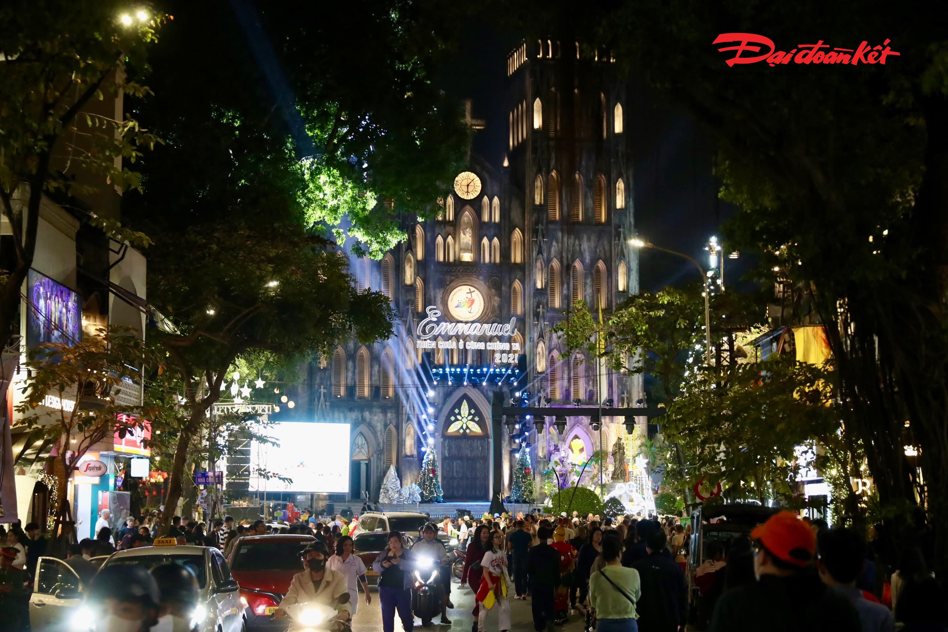 Theo ghi nhận của PV Báo Đại đoàn kết, ngay từ đầu giờ tối, Nhà thờ Lớn đã rực rỡ ánh đèn với cây thông Noel khổng lồ được trang trí công phu cùng những dây đèn lung linh bao phủ toàn bộ khuôn viên. 