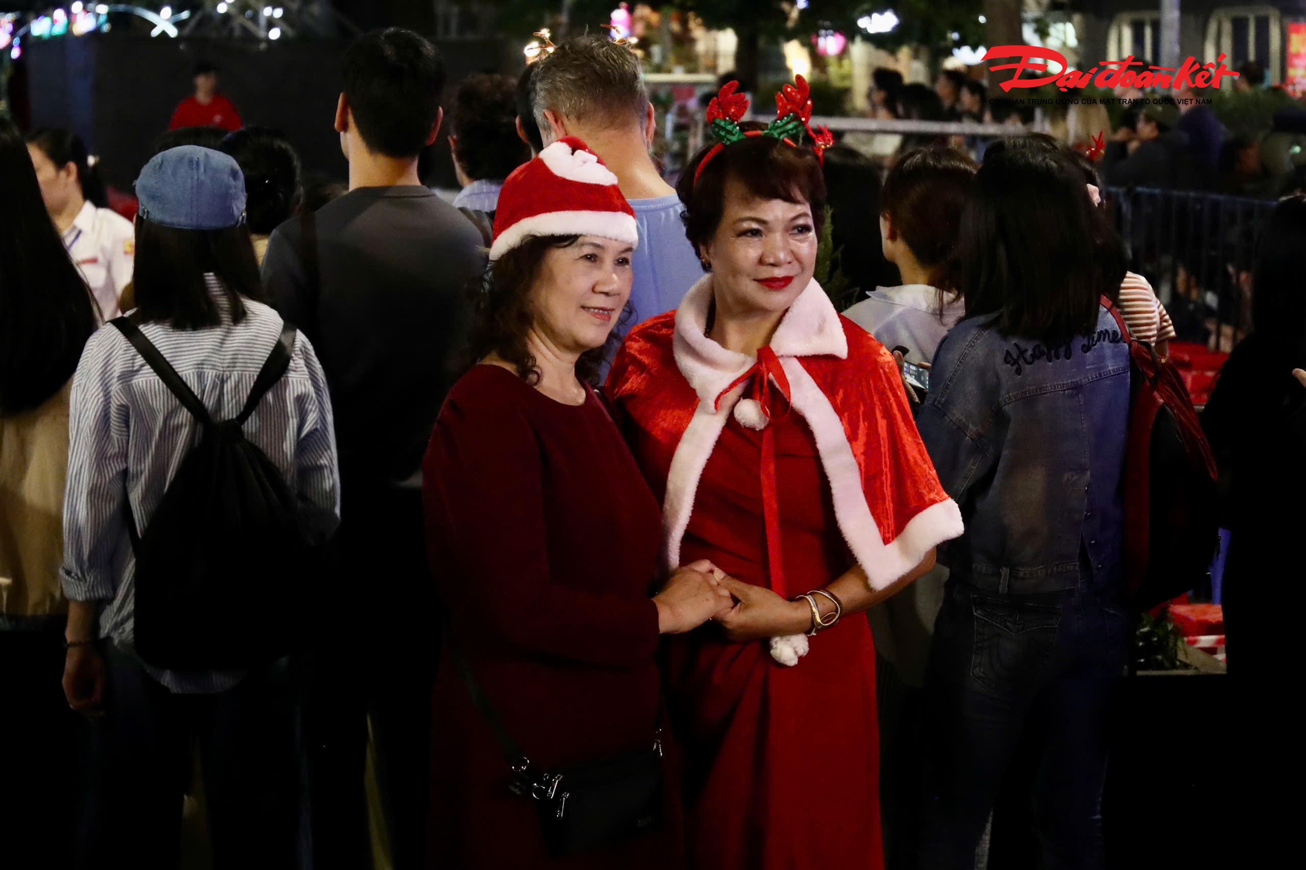 Không khí lễ hội tràn ngập khi tiếng nhạc Giáng sinh vang lên khắp nơi, hòa cùng tiếng cười nói rộn ràng của người dân, tạo nên một bức tranh sinh động giữa mùa đông Hà Nội.