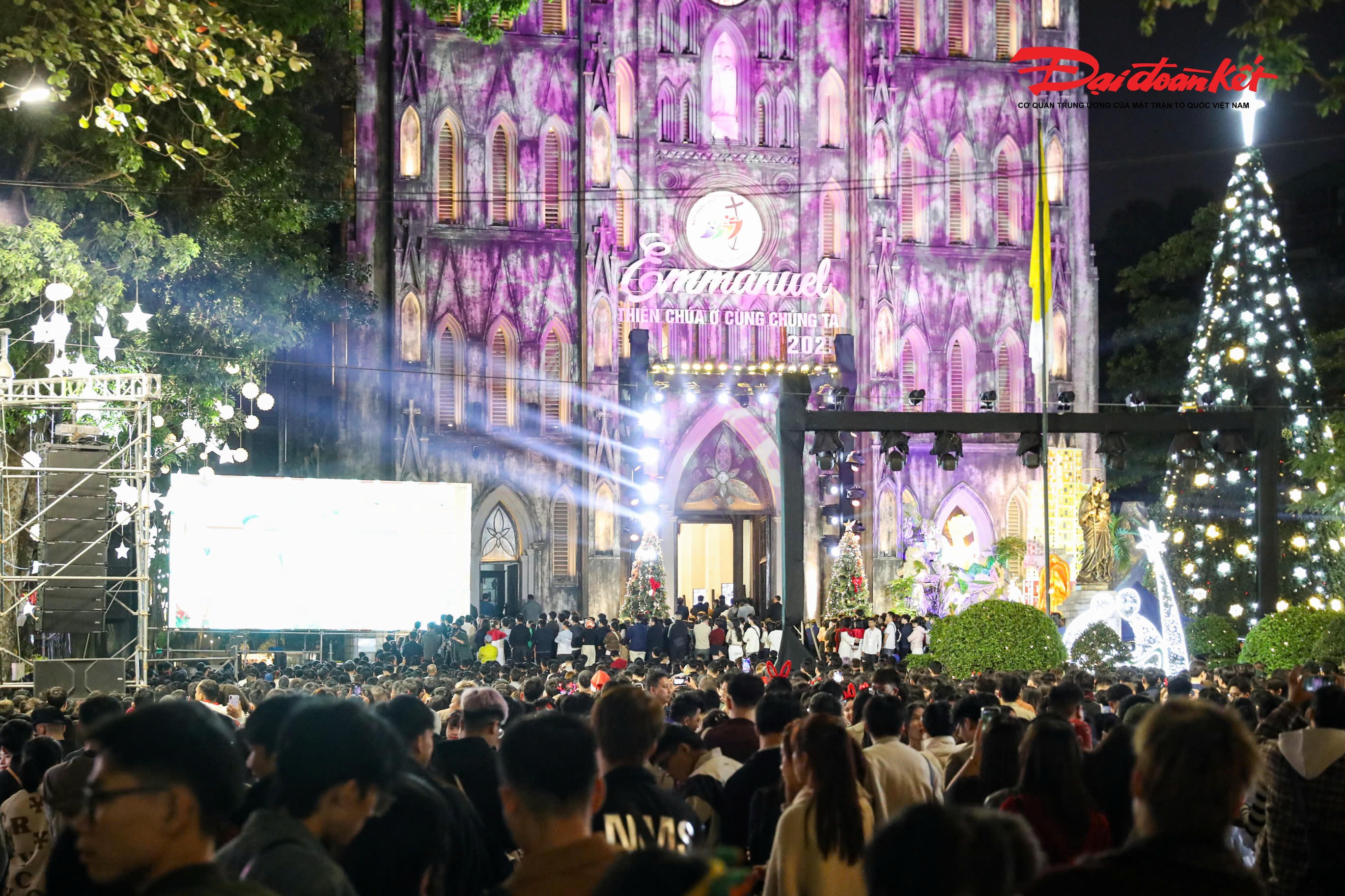 Nhà Thờ lớn là một trong những nơi tổ chức Giáng sinh với quy mô lớn và thu hút đông đảo người dân tham dự nhất Hà Nội.