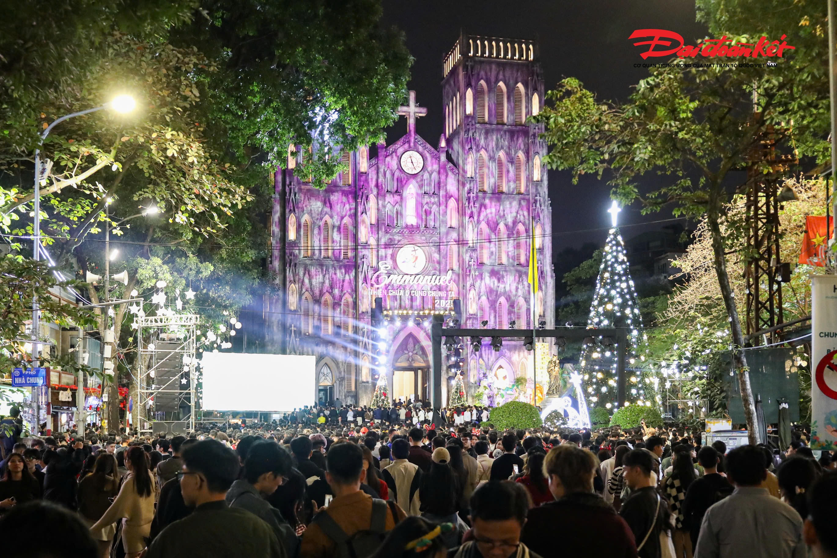 Theo ghi nhận của PV Báo Đại đoàn kết,&nbsp;Khoảng 23h đêm 24/12, khu vực Nhà thờ Lớn Hà Nội chật kín người dân và du khách đổ về vui chơi, chụp ảnh, cùng nhau háo hức chờ đợi thời khắc thiêng liêng mừng Chúa ra đời.