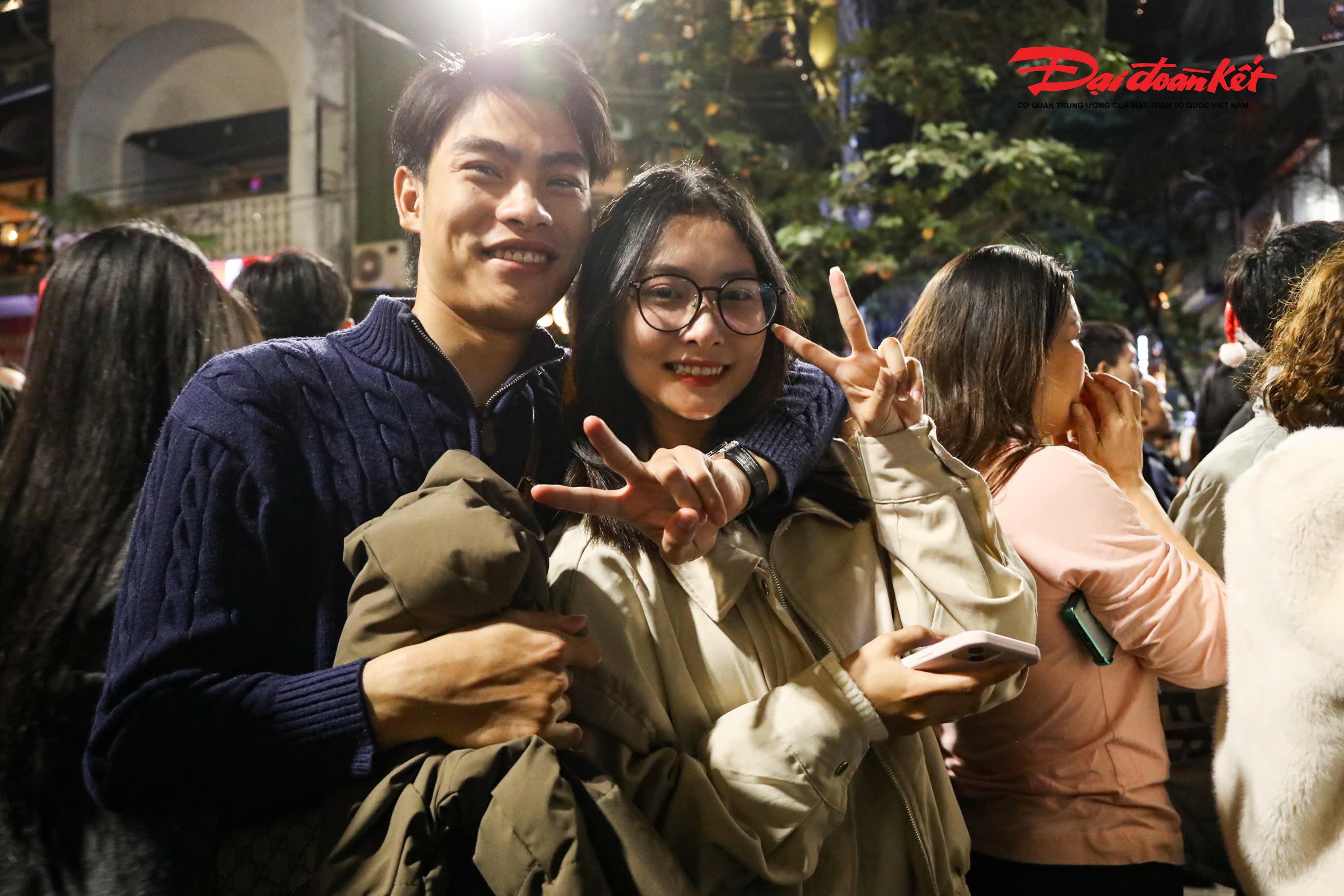 Đúng thời khắc 0h ngày 25/12, khi tiếng chuông nhà thờ ngân vang, nhiều cặp đôi đã trao nhau những cái ôm ngọt ngào, cùng cảm nhận sự thiêng liêng trong khoảnh khắc Chúa ra đời.. 